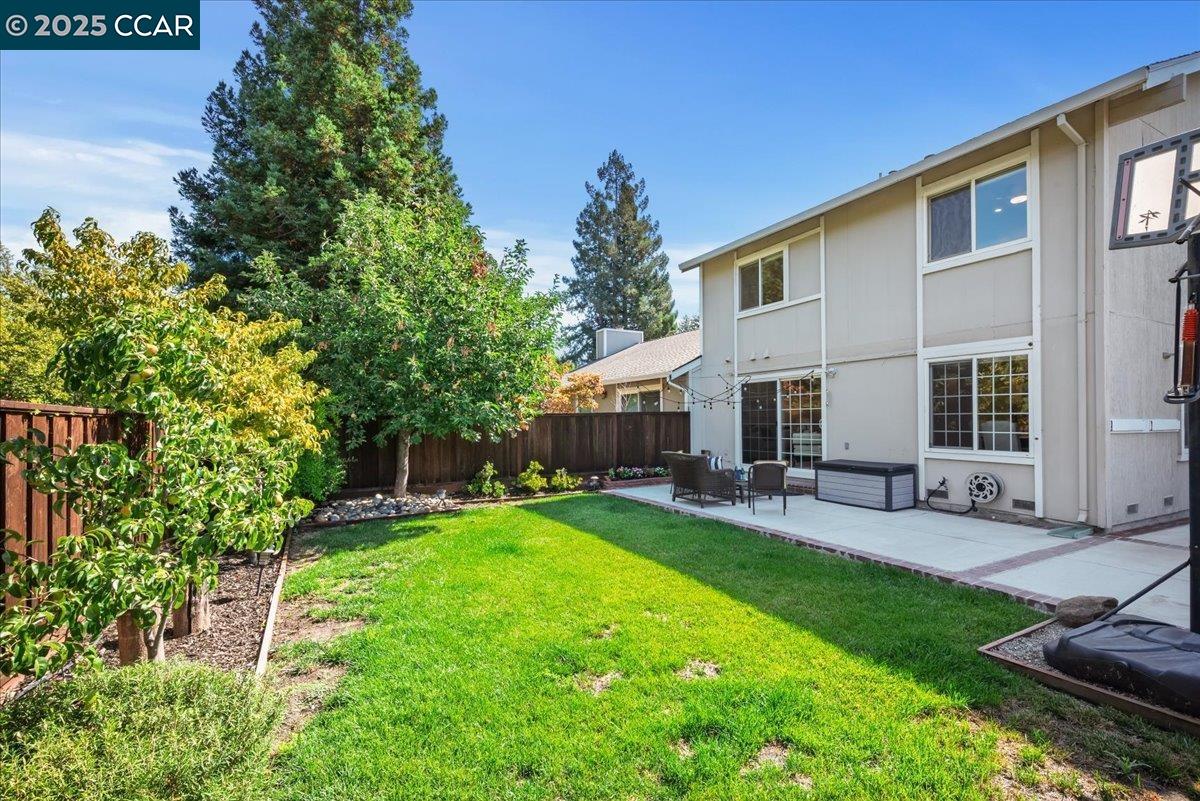 33 Leeds Ct E