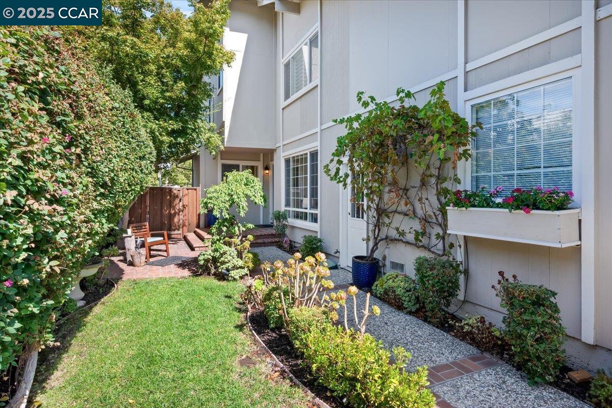 33 Leeds Ct E