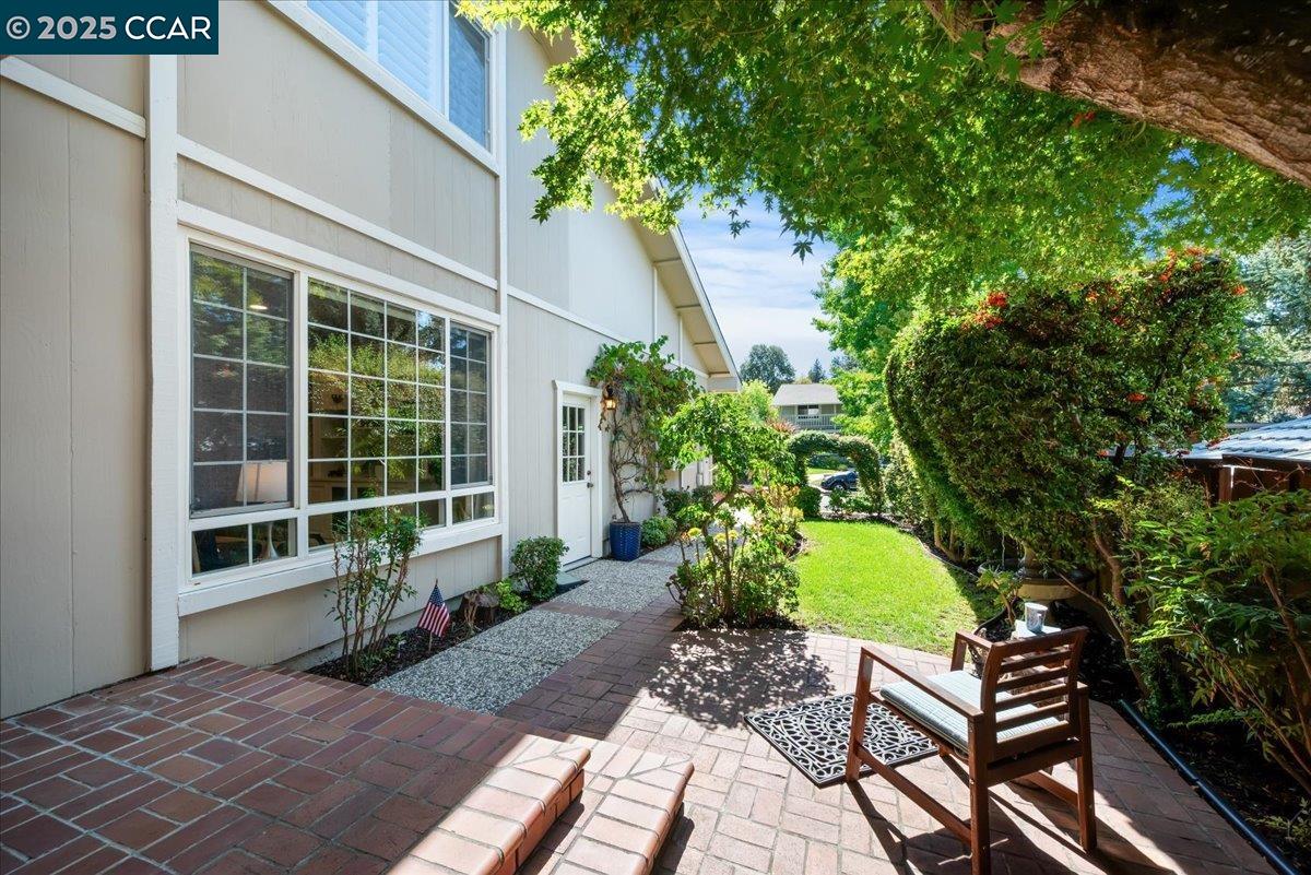 33 Leeds Ct E