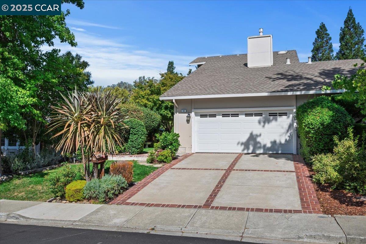 33 Leeds Ct E