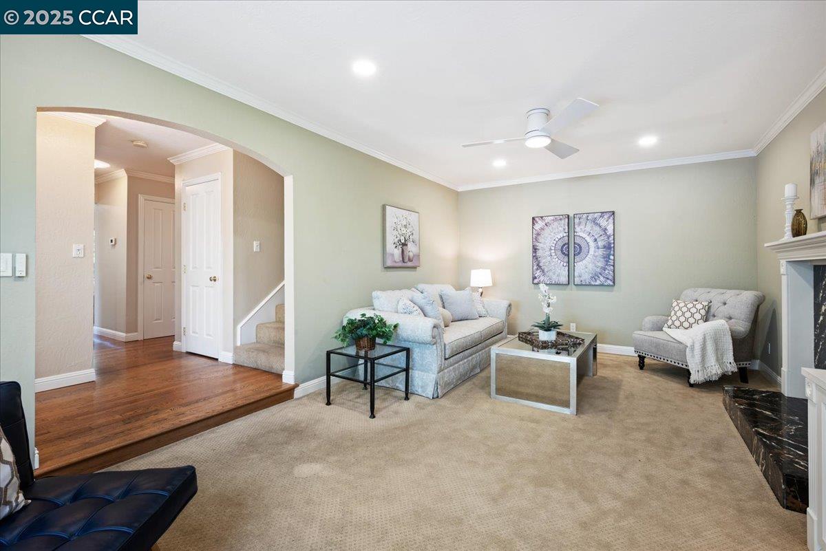 33 Leeds Ct E