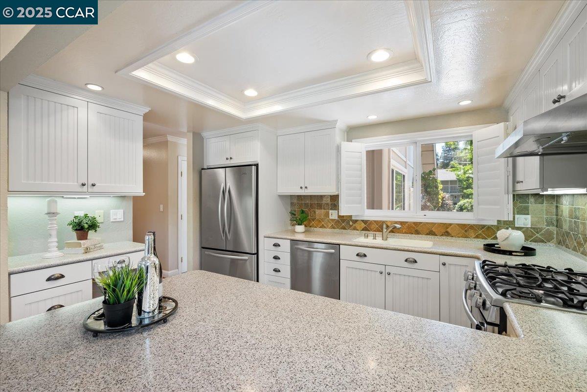 33 Leeds Ct E