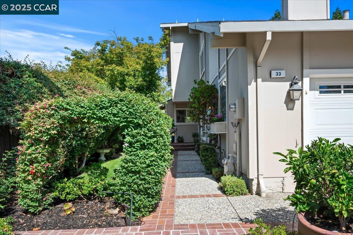33 Leeds Ct E
