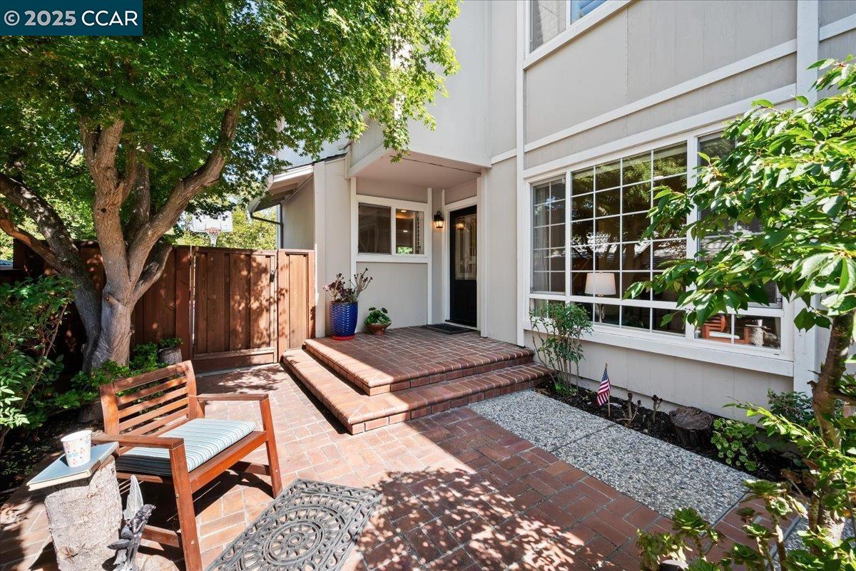 33 Leeds Ct E