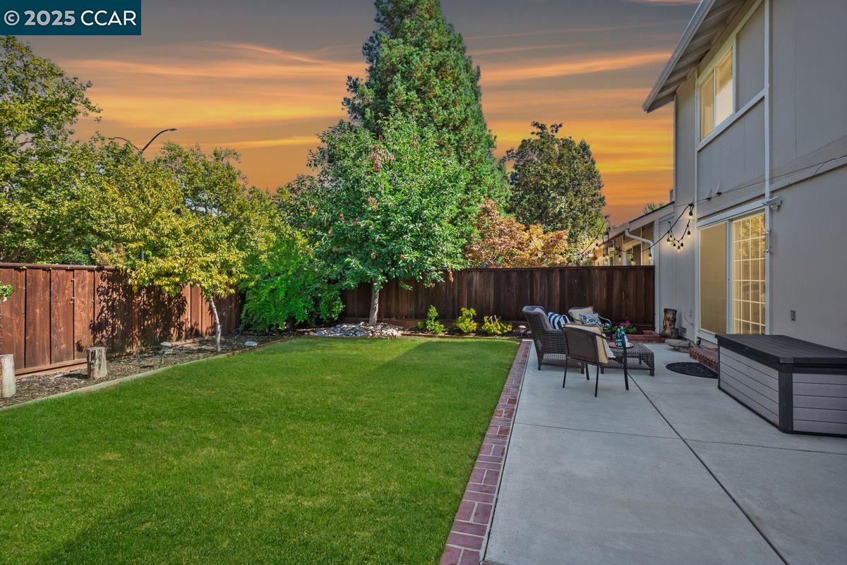 33 Leeds Ct E