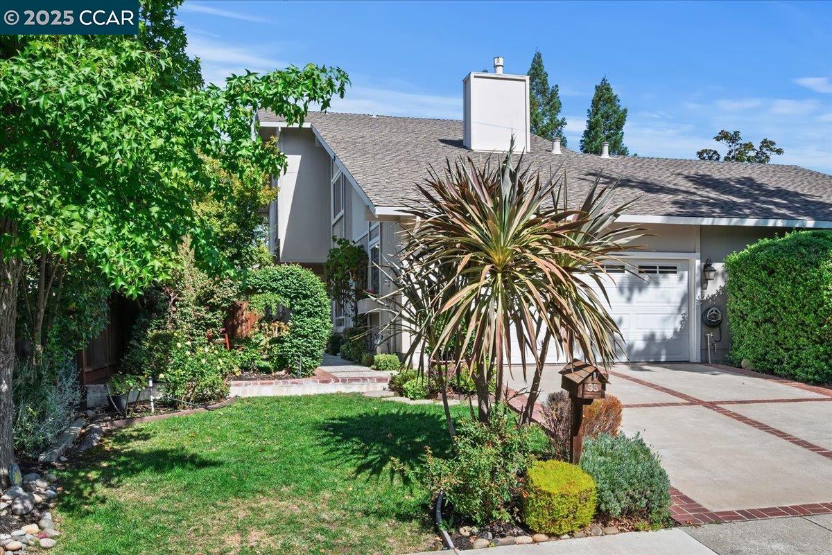 33 Leeds Ct E