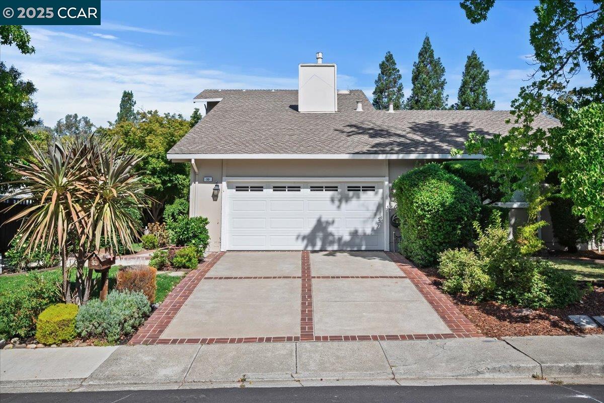 33 Leeds Ct E