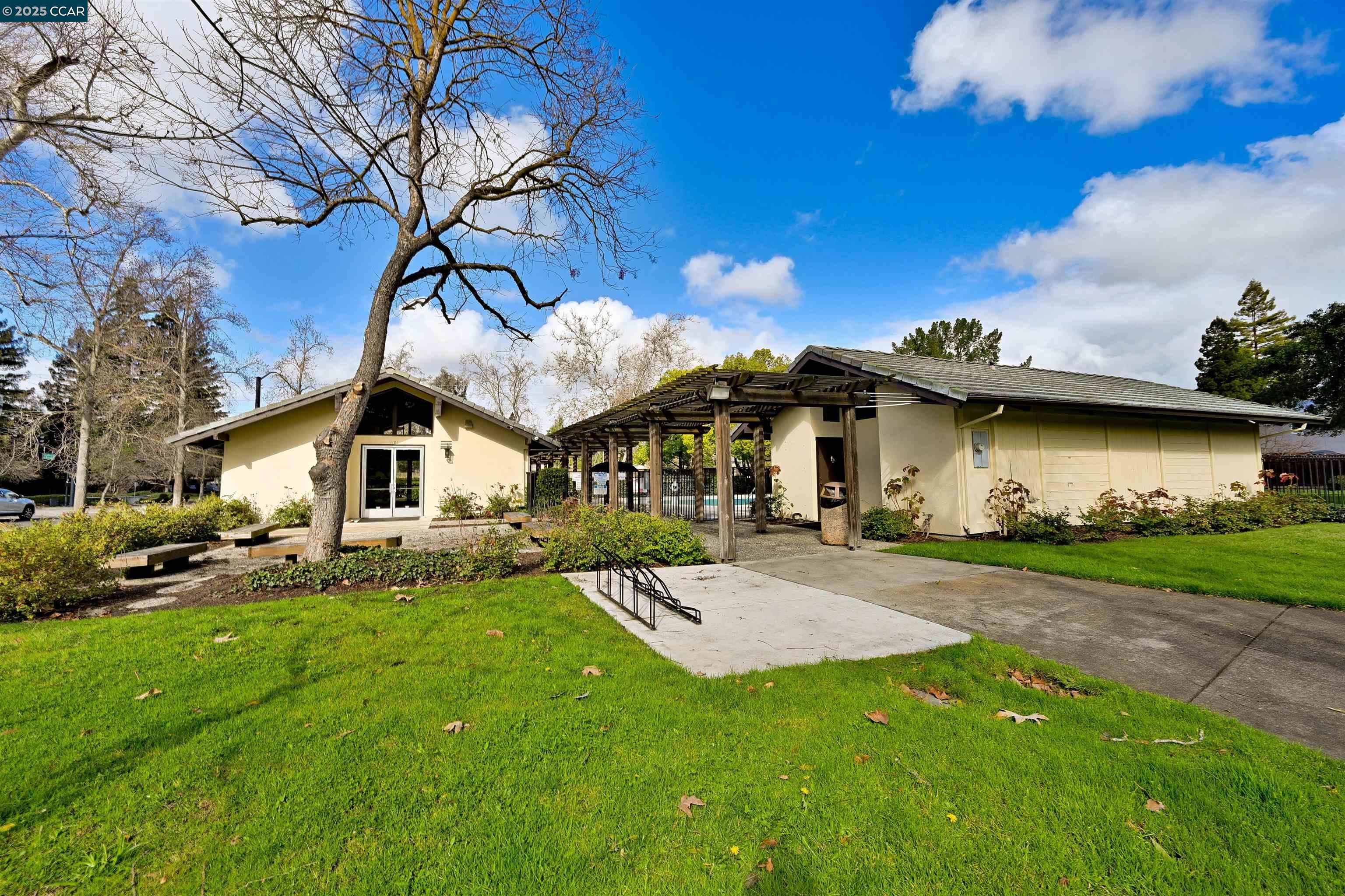 33 Leeds Ct E