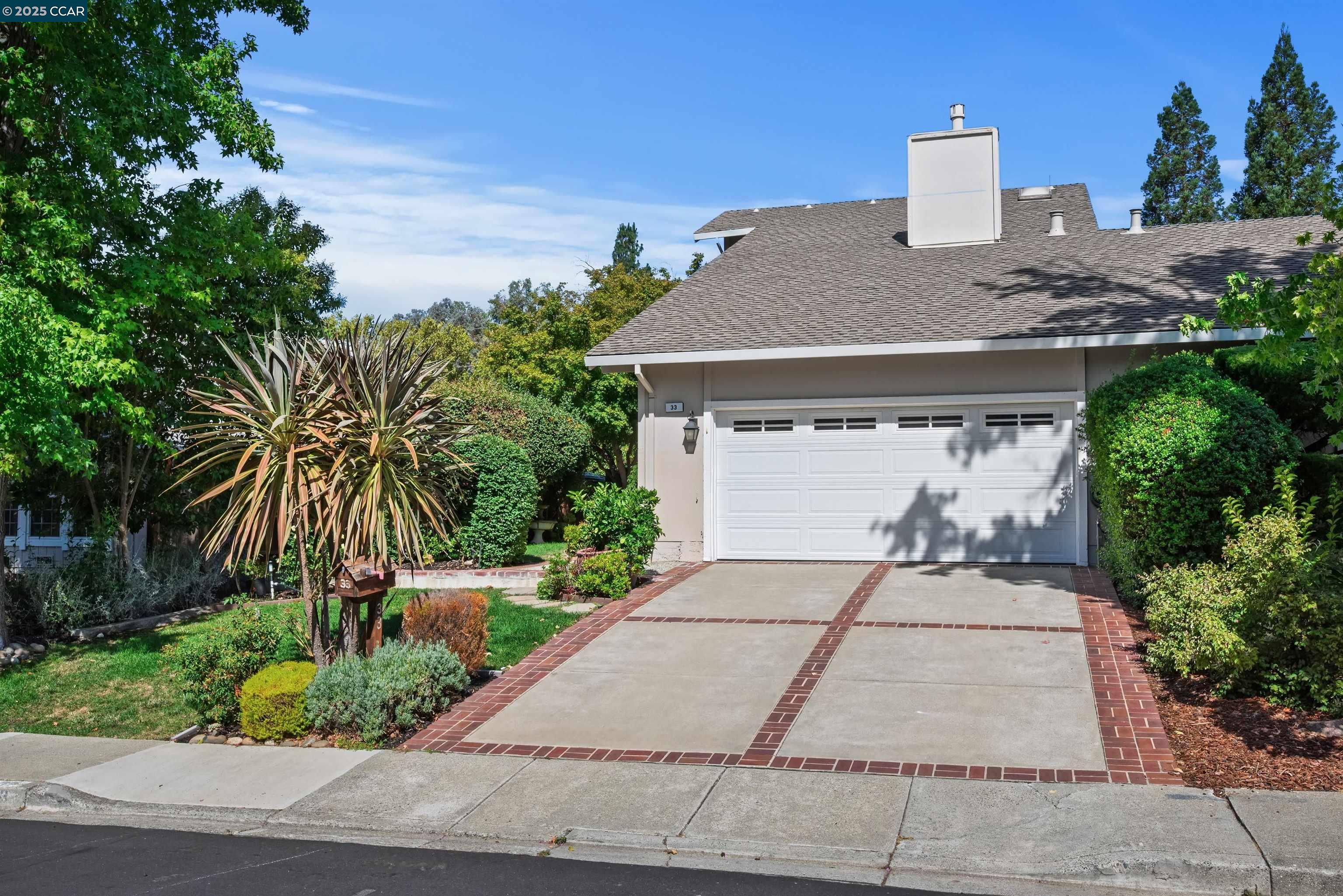 33 Leeds Ct E