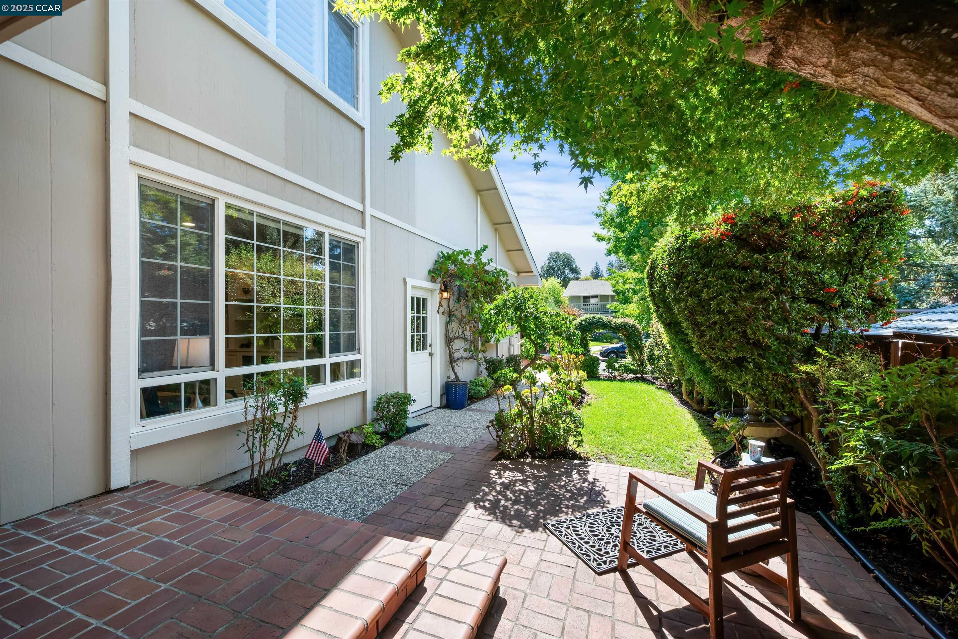 33 Leeds Ct E