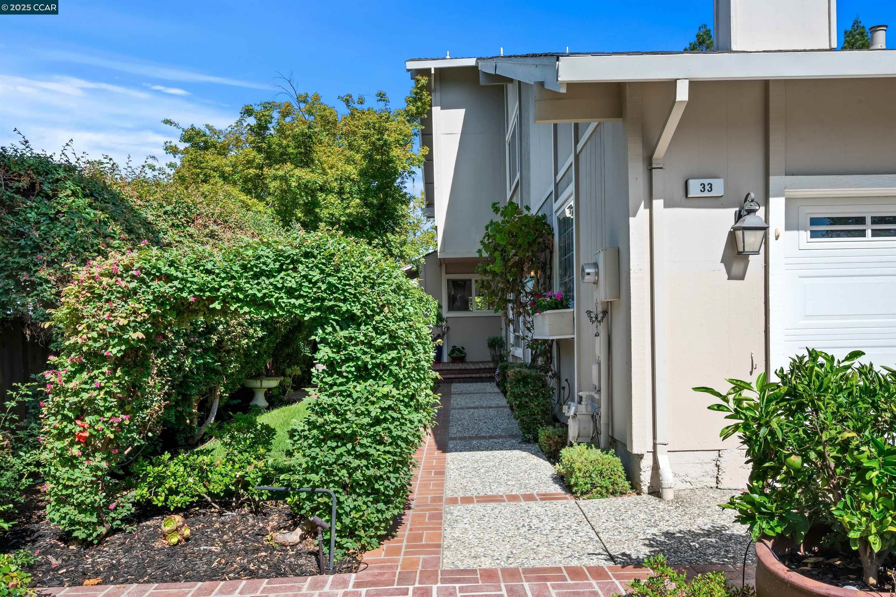 33 Leeds Ct E
