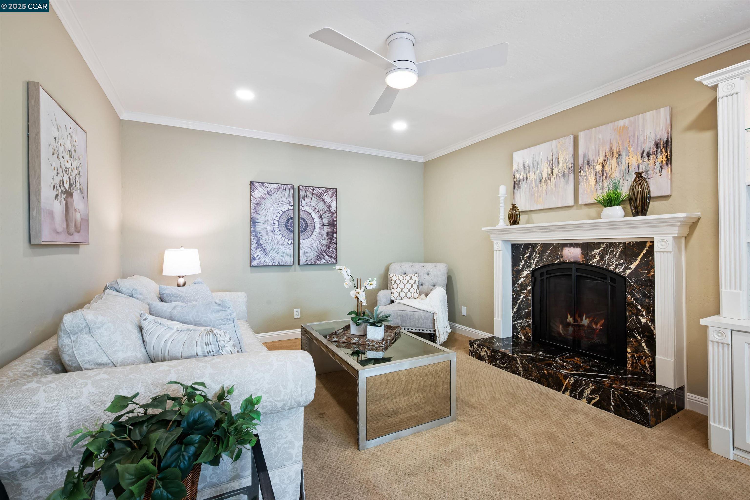33 Leeds Ct E