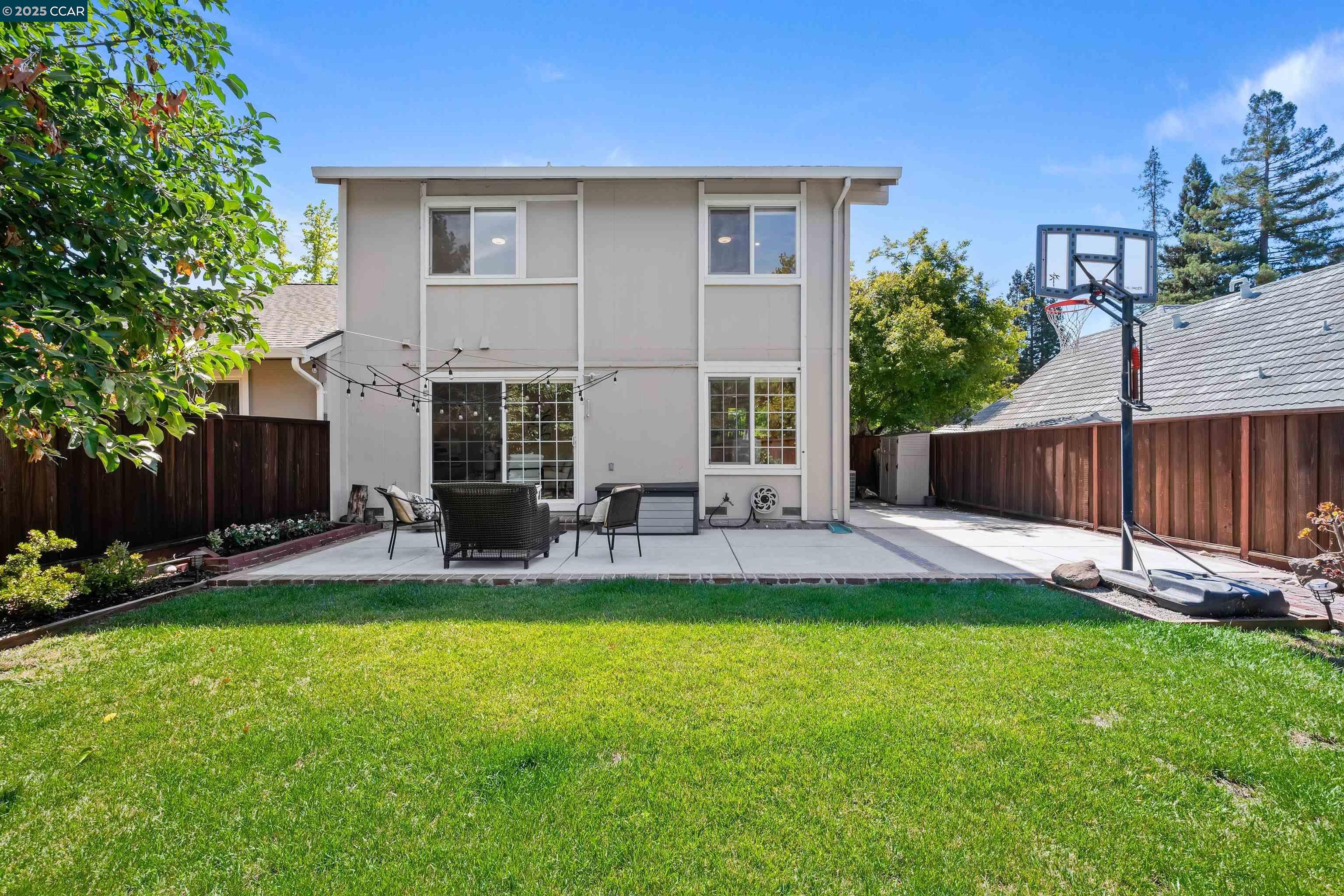 33 Leeds Ct E