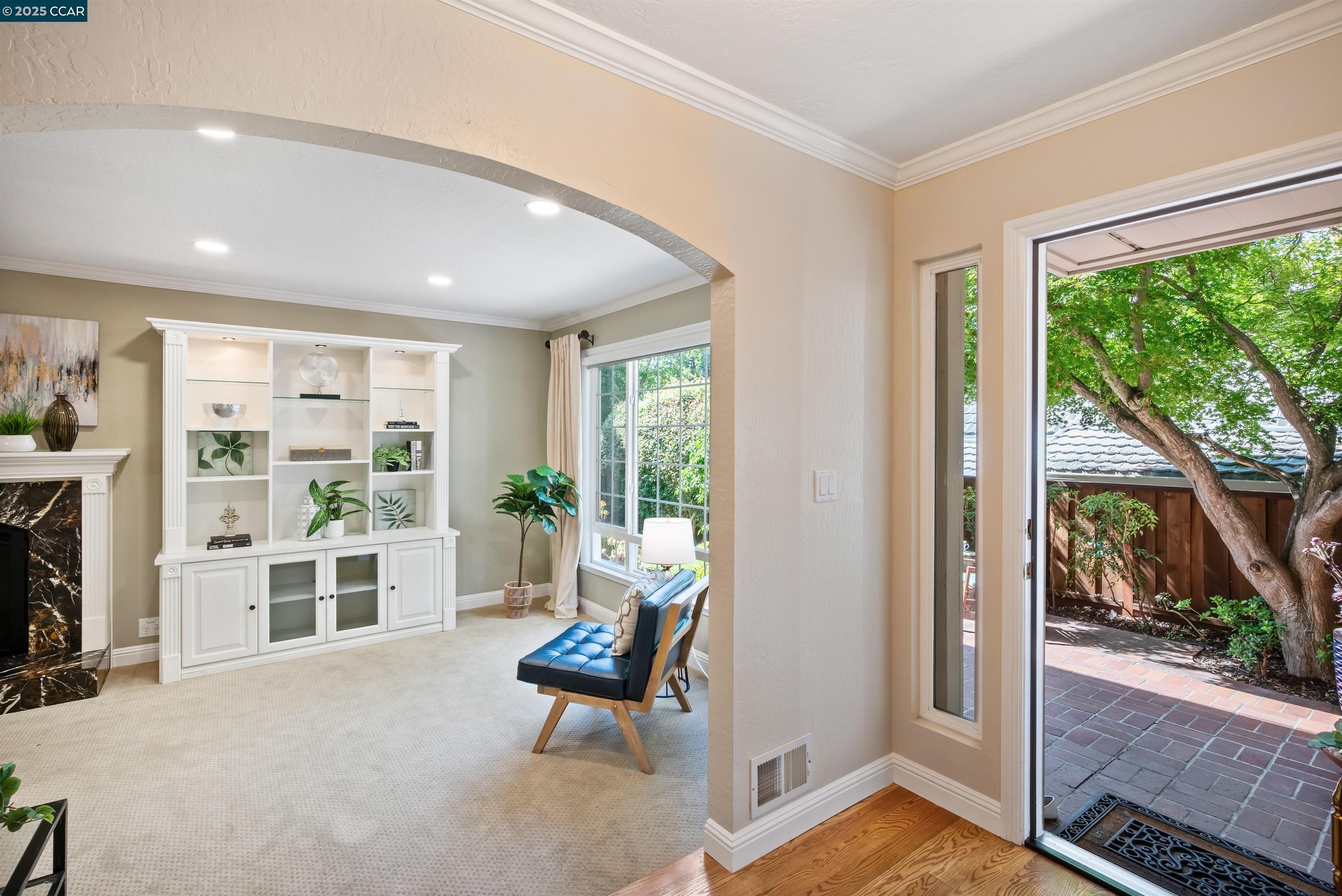 33 Leeds Ct E