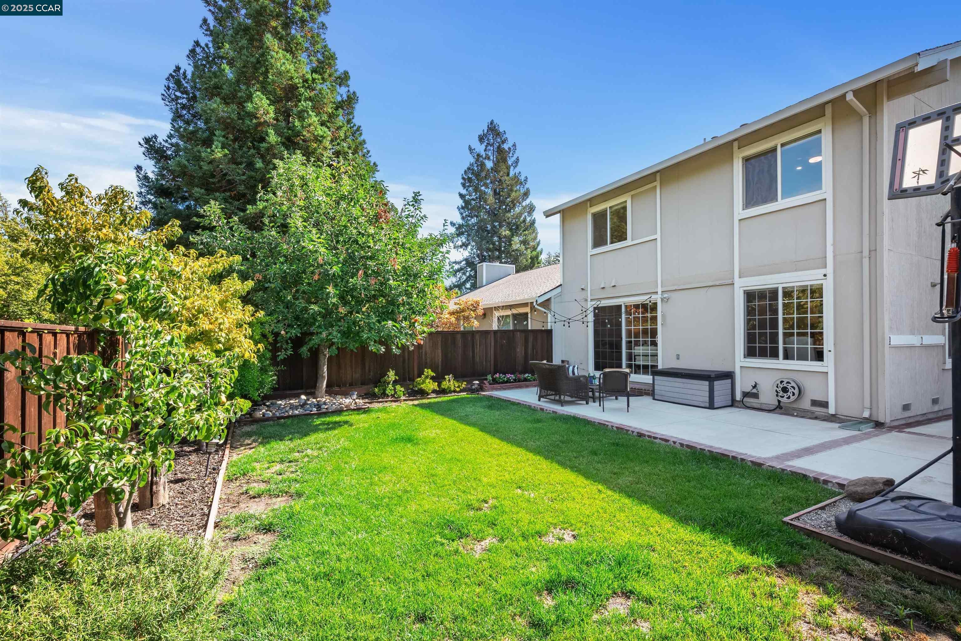 33 Leeds Ct E