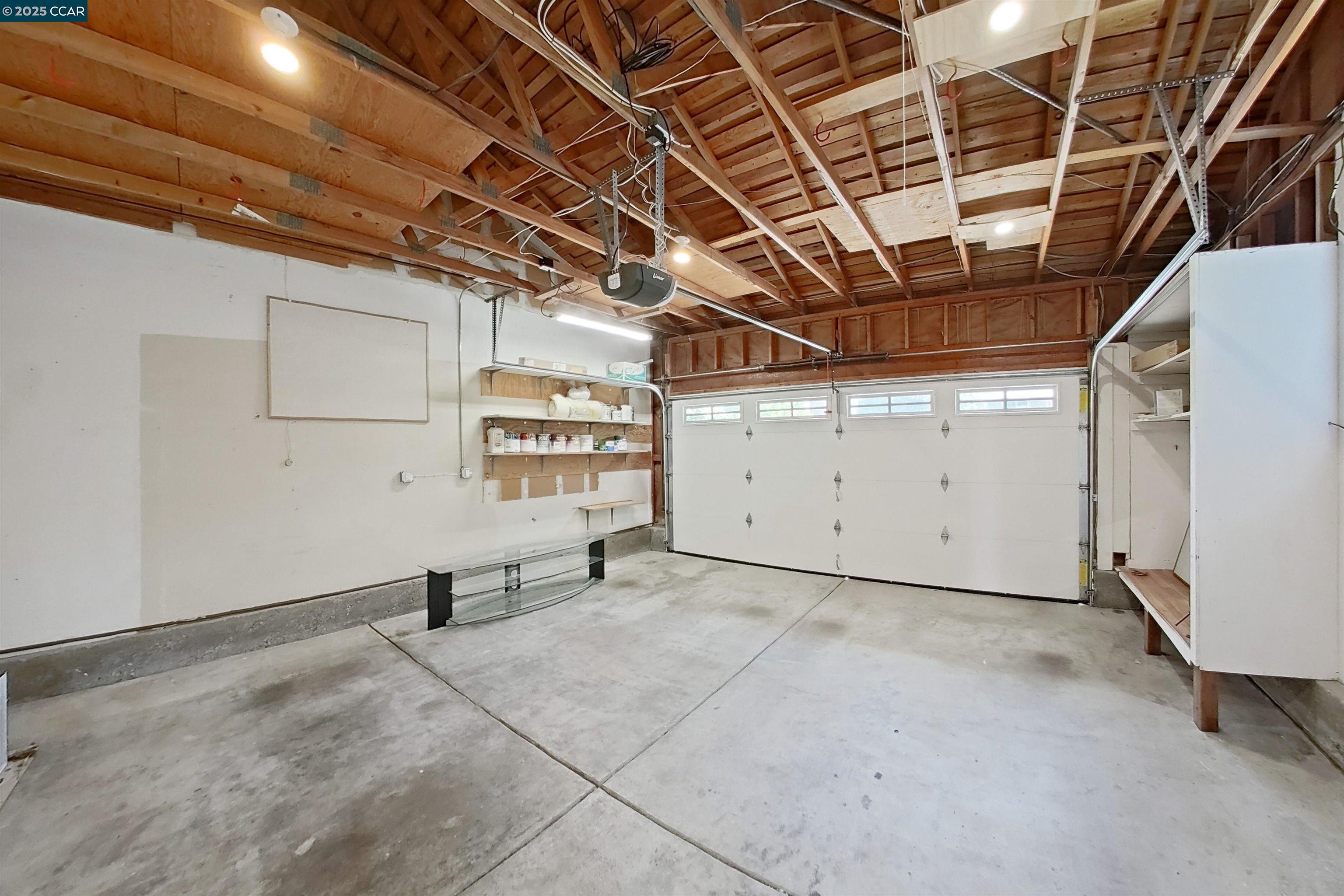 33 Leeds Ct E