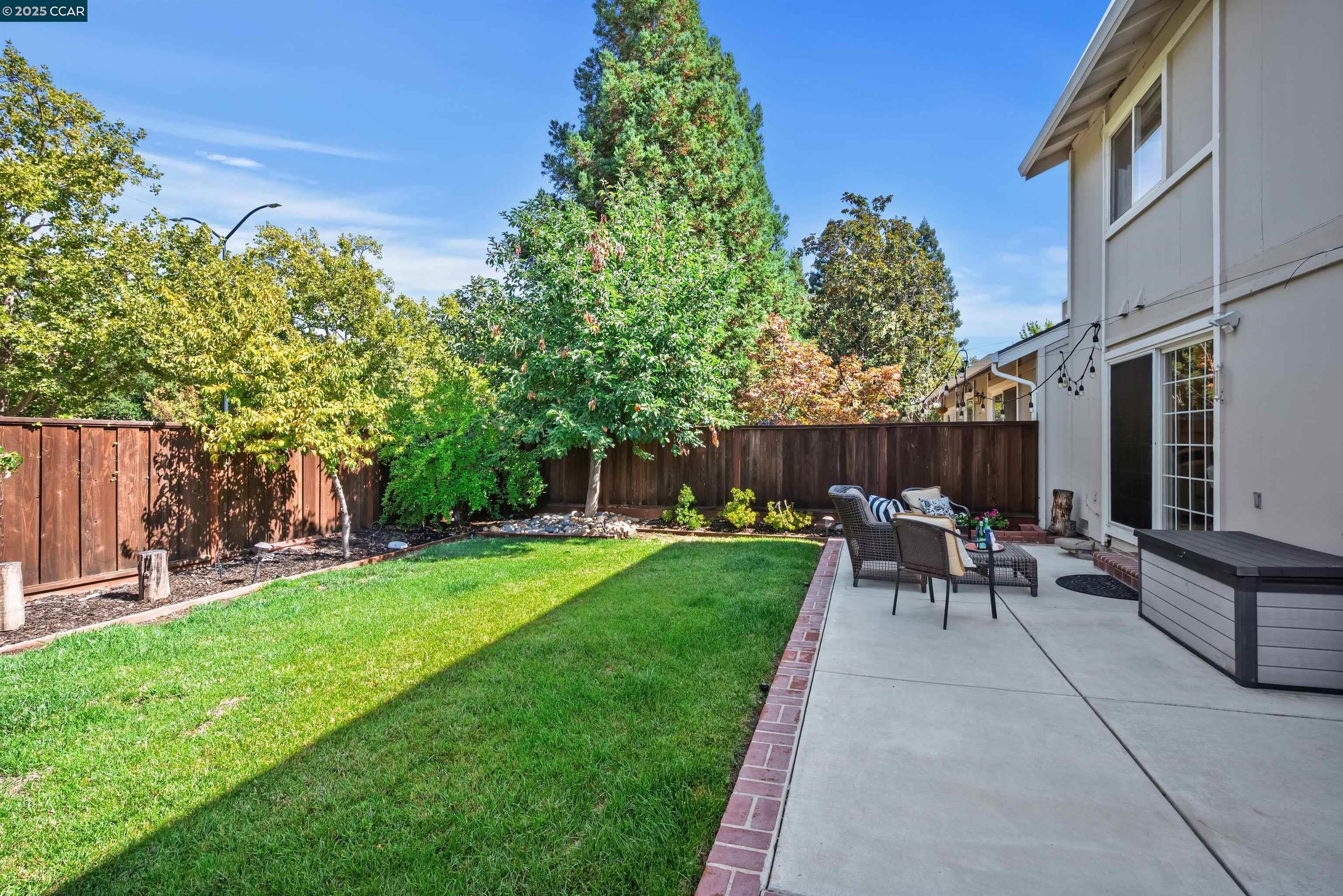 33 Leeds Ct E