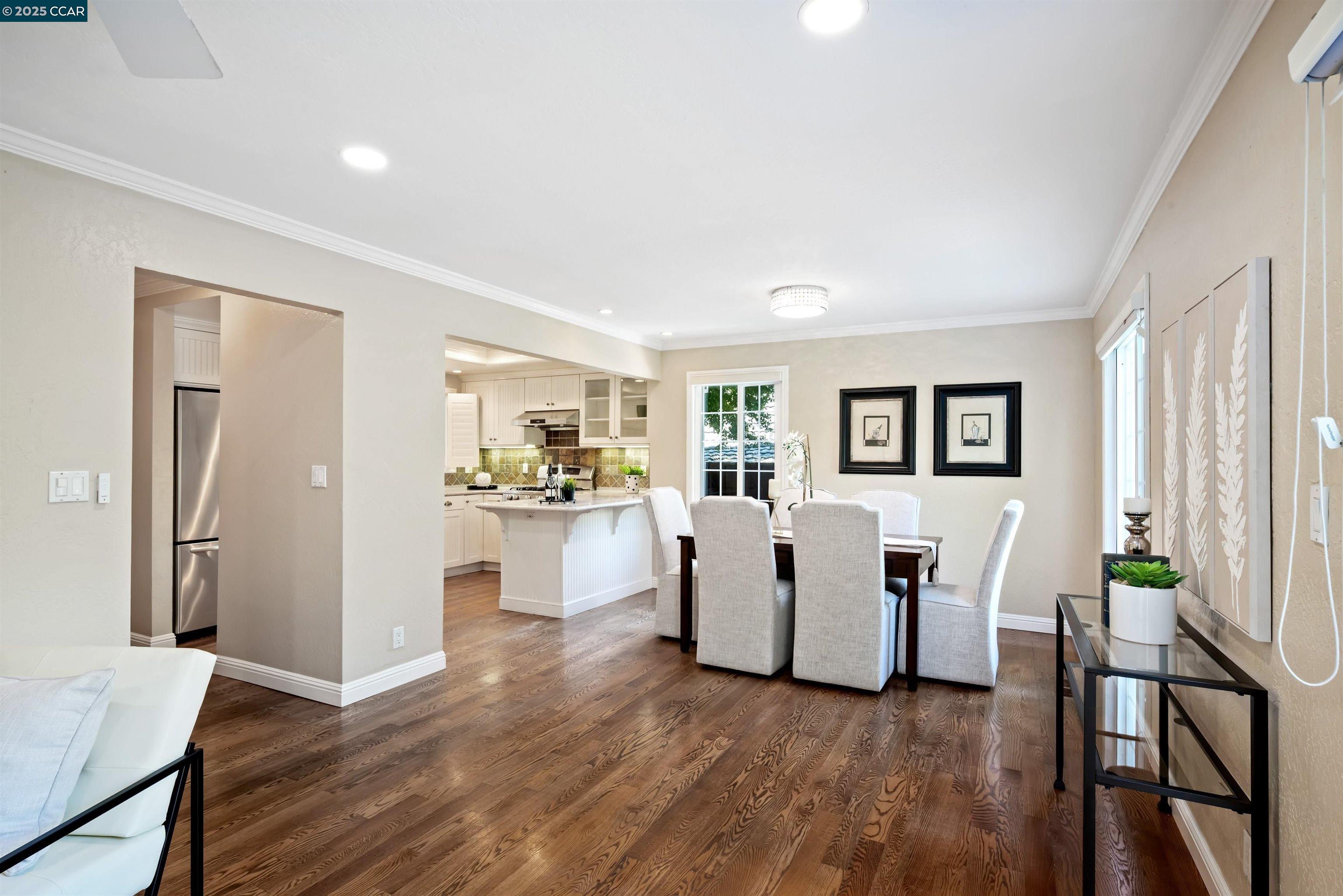 33 Leeds Ct E
