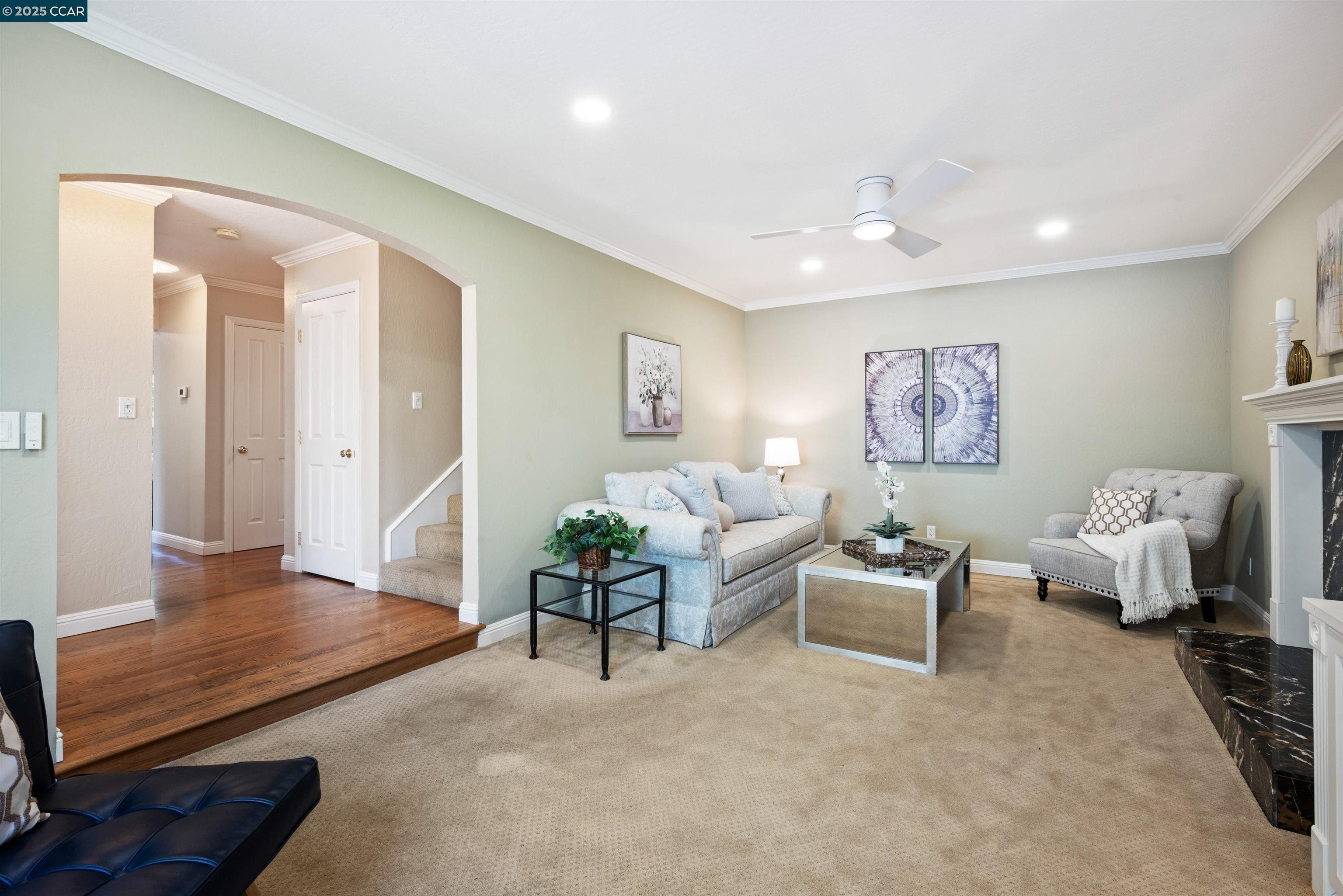 33 Leeds Ct E