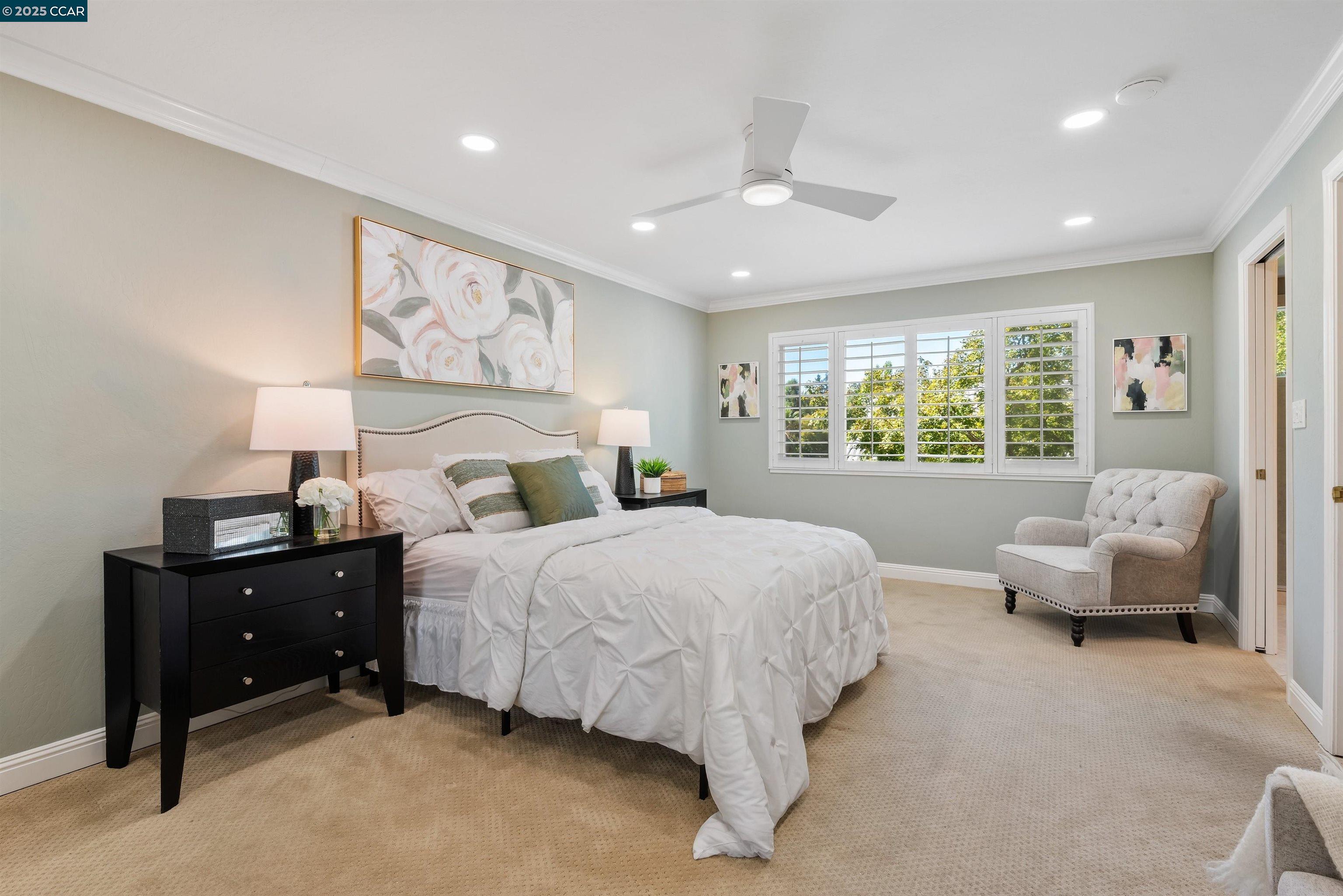 33 Leeds Ct E