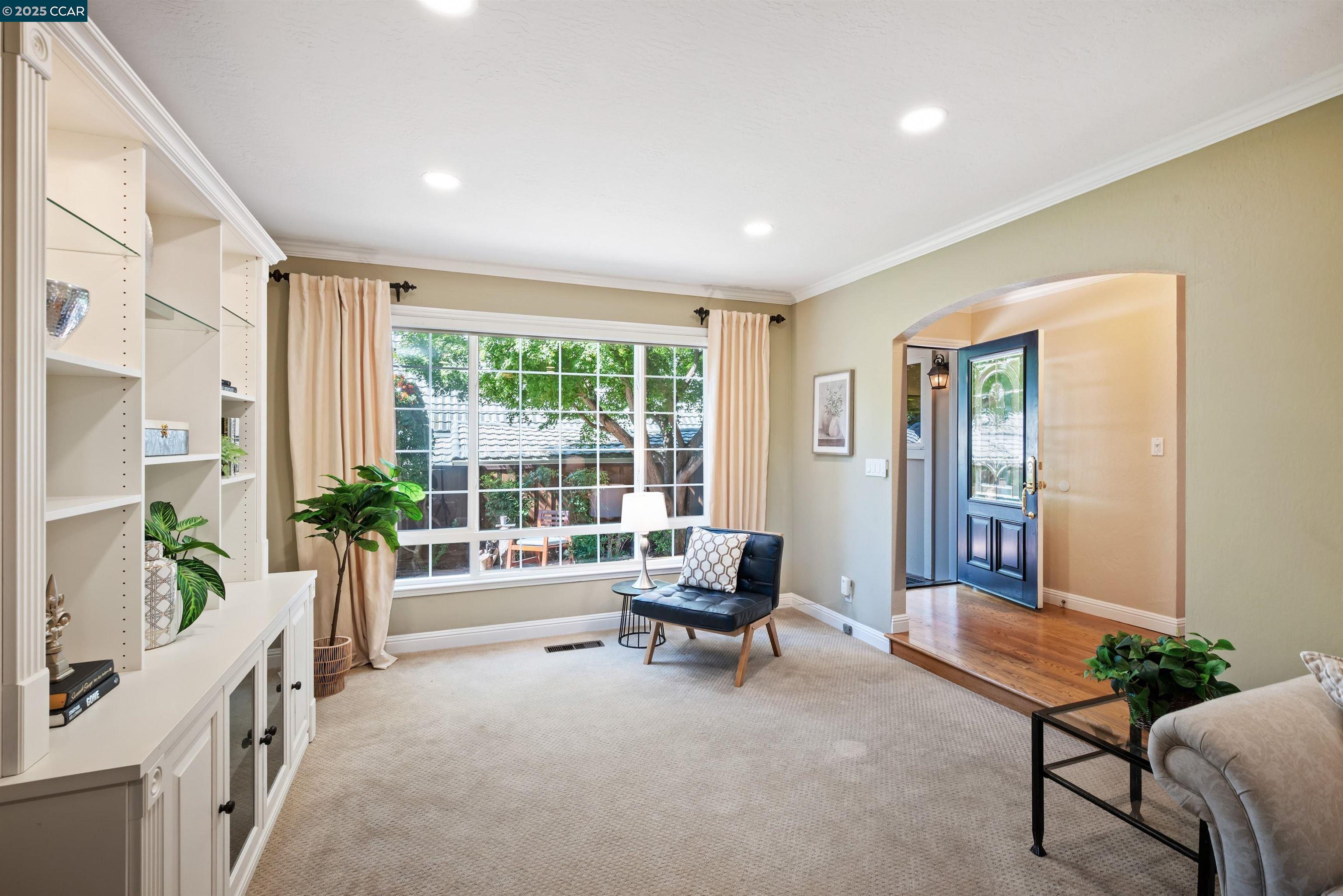 33 Leeds Ct E
