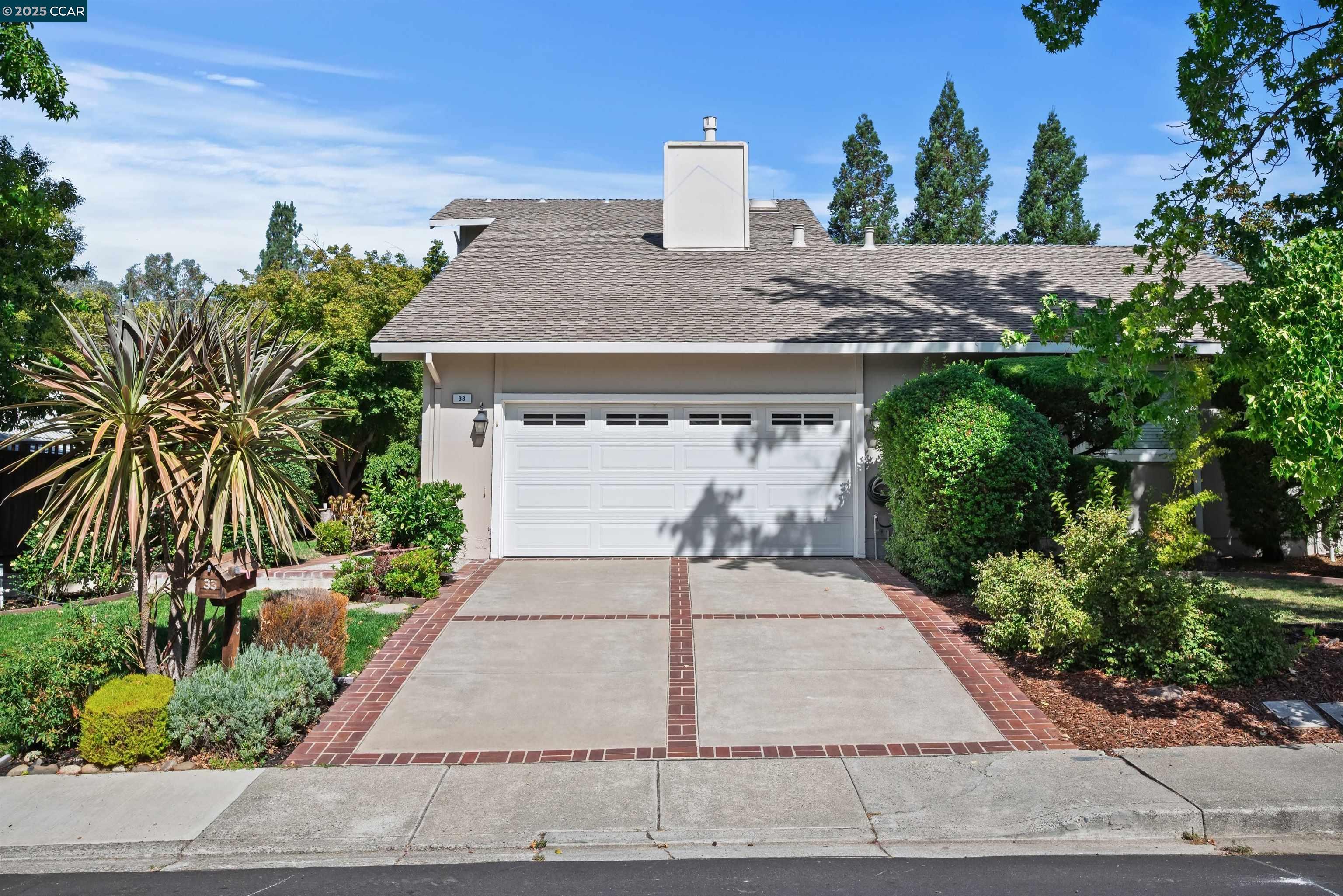 33 Leeds Ct E