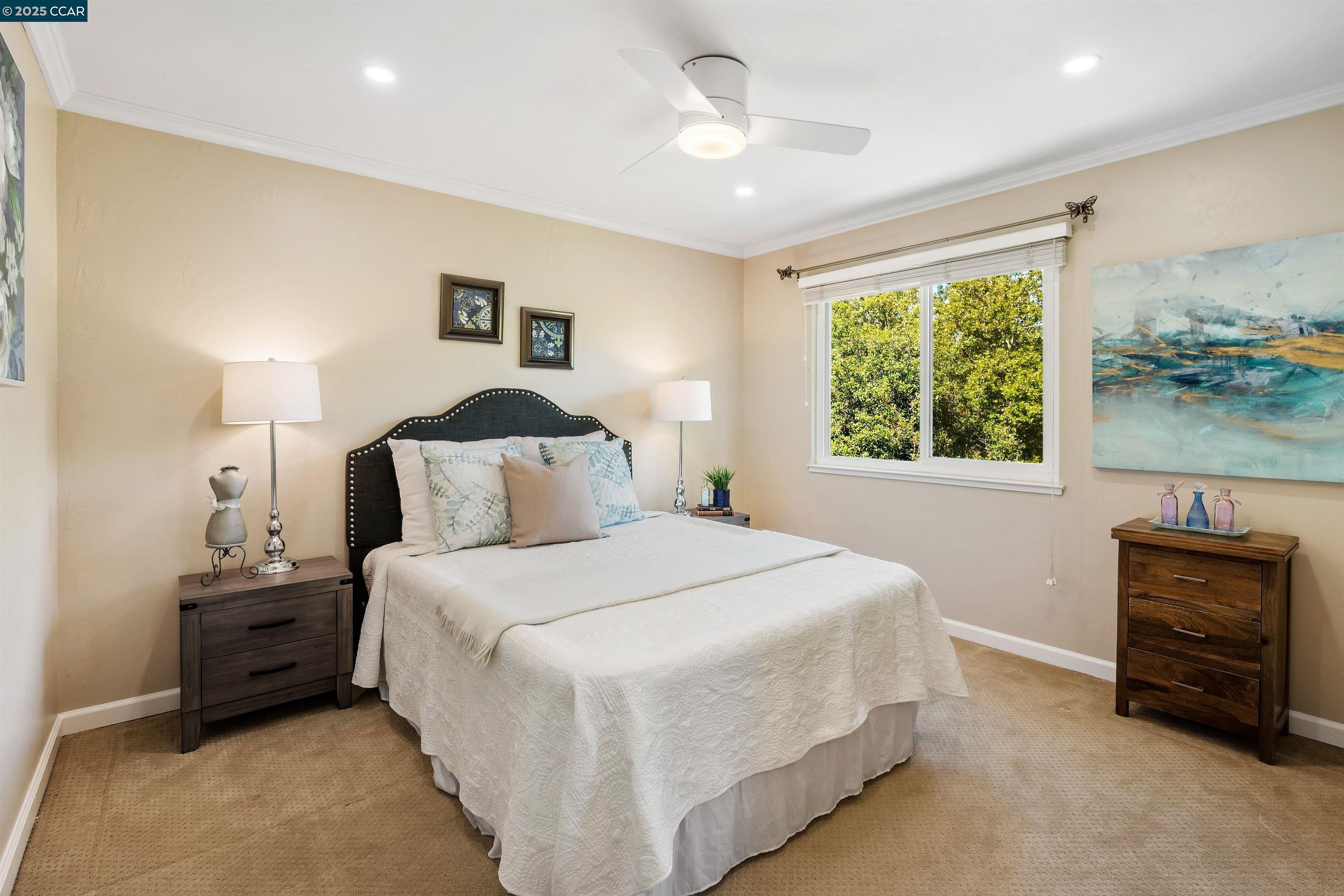 33 Leeds Ct E