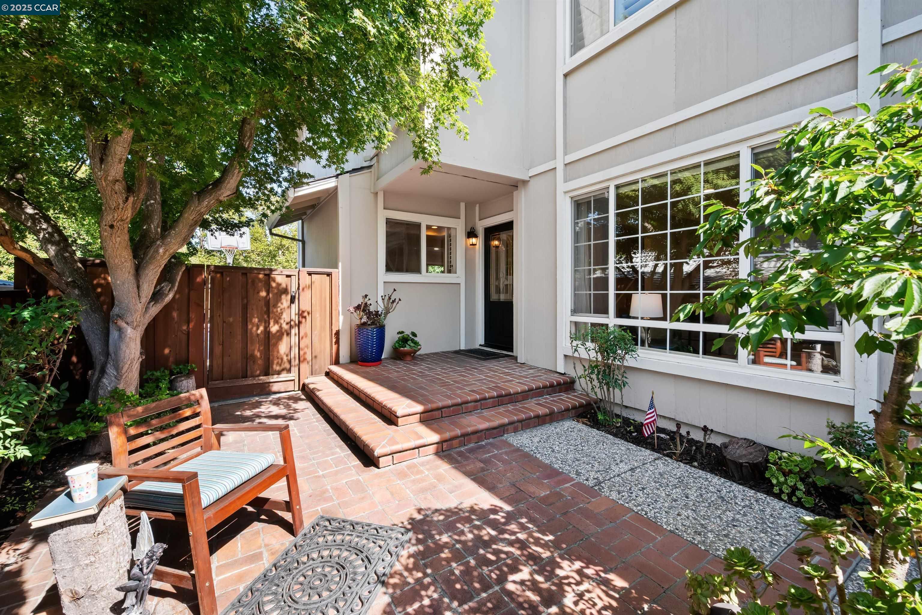 33 Leeds Ct E