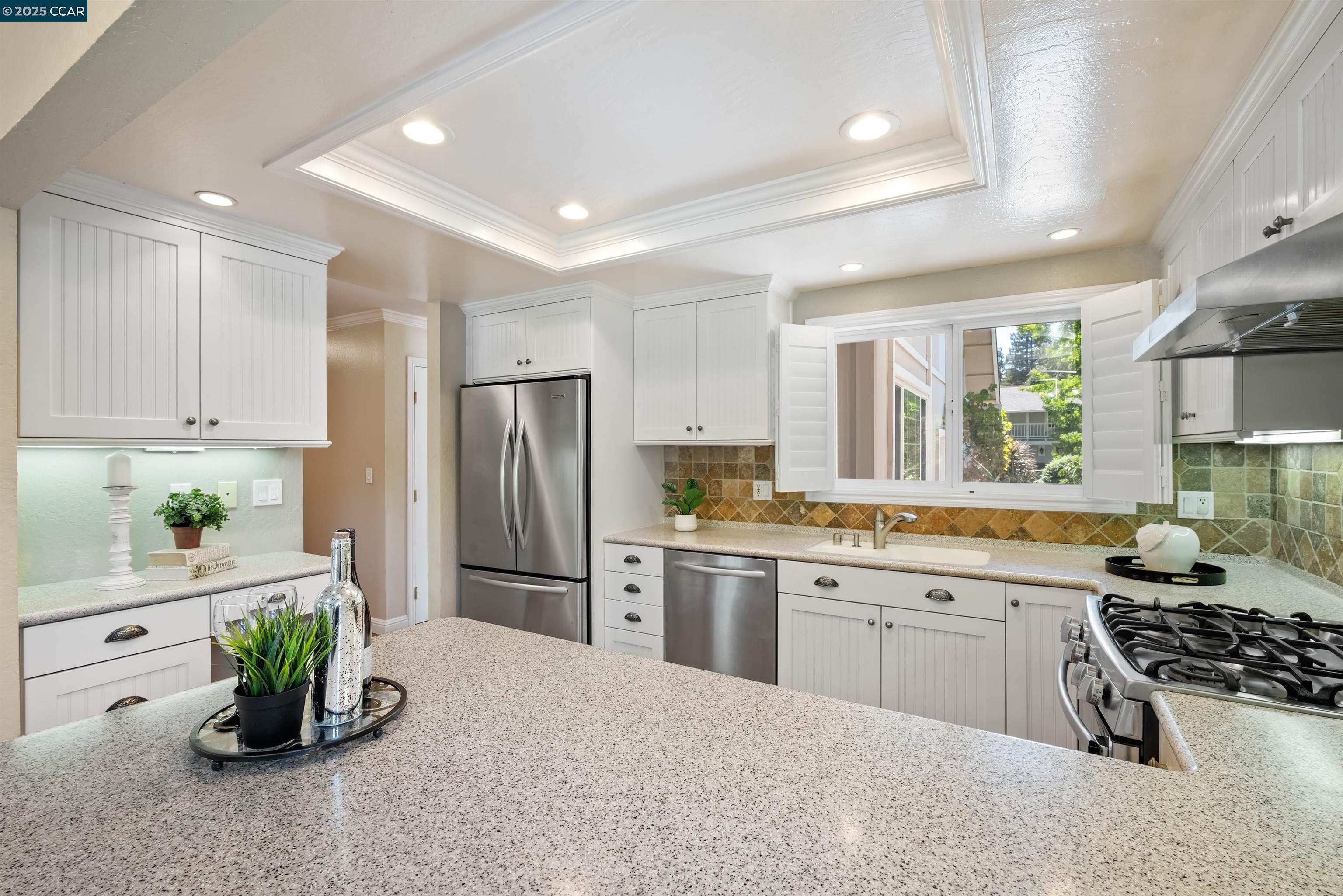 33 Leeds Ct E