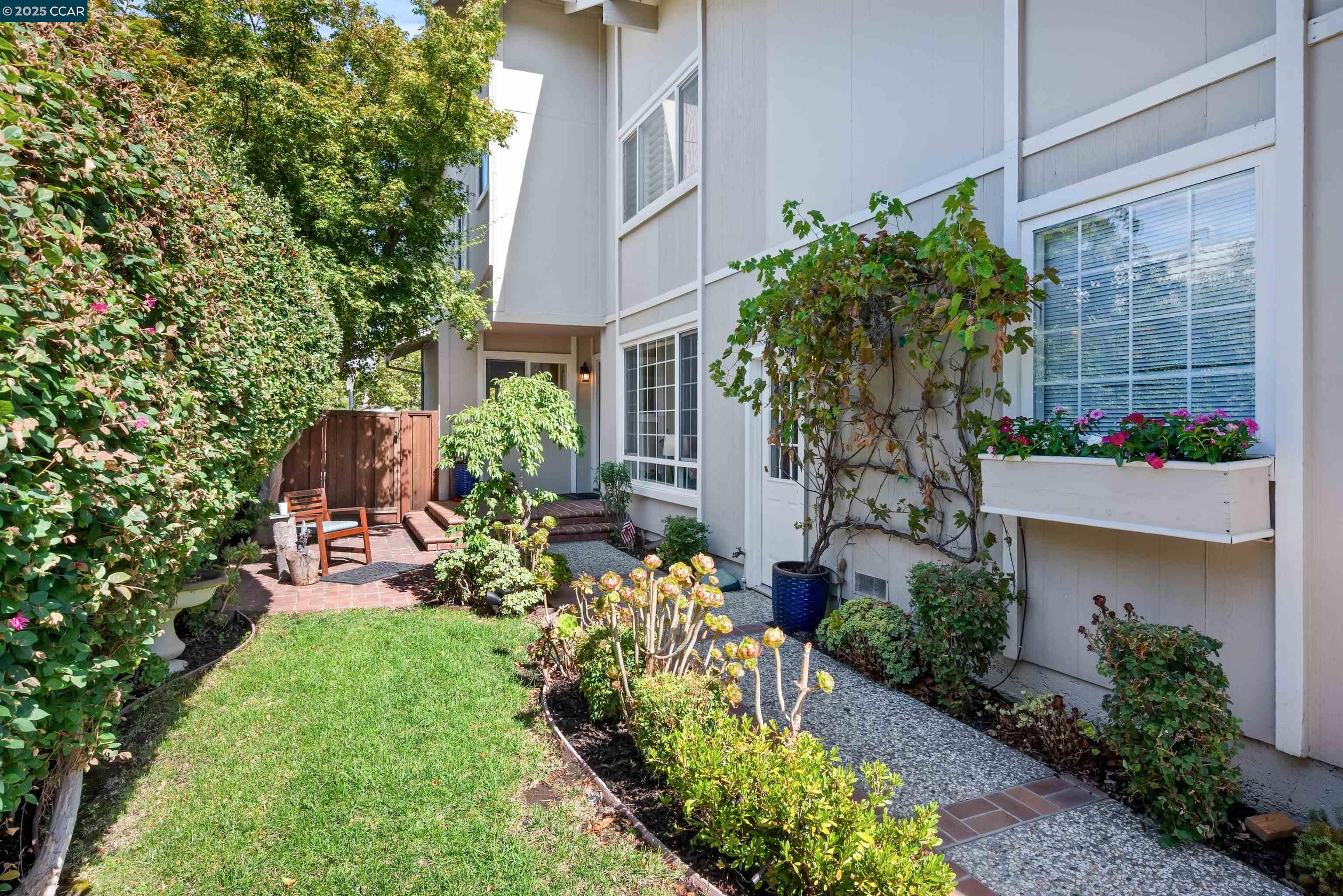 33 Leeds Ct E