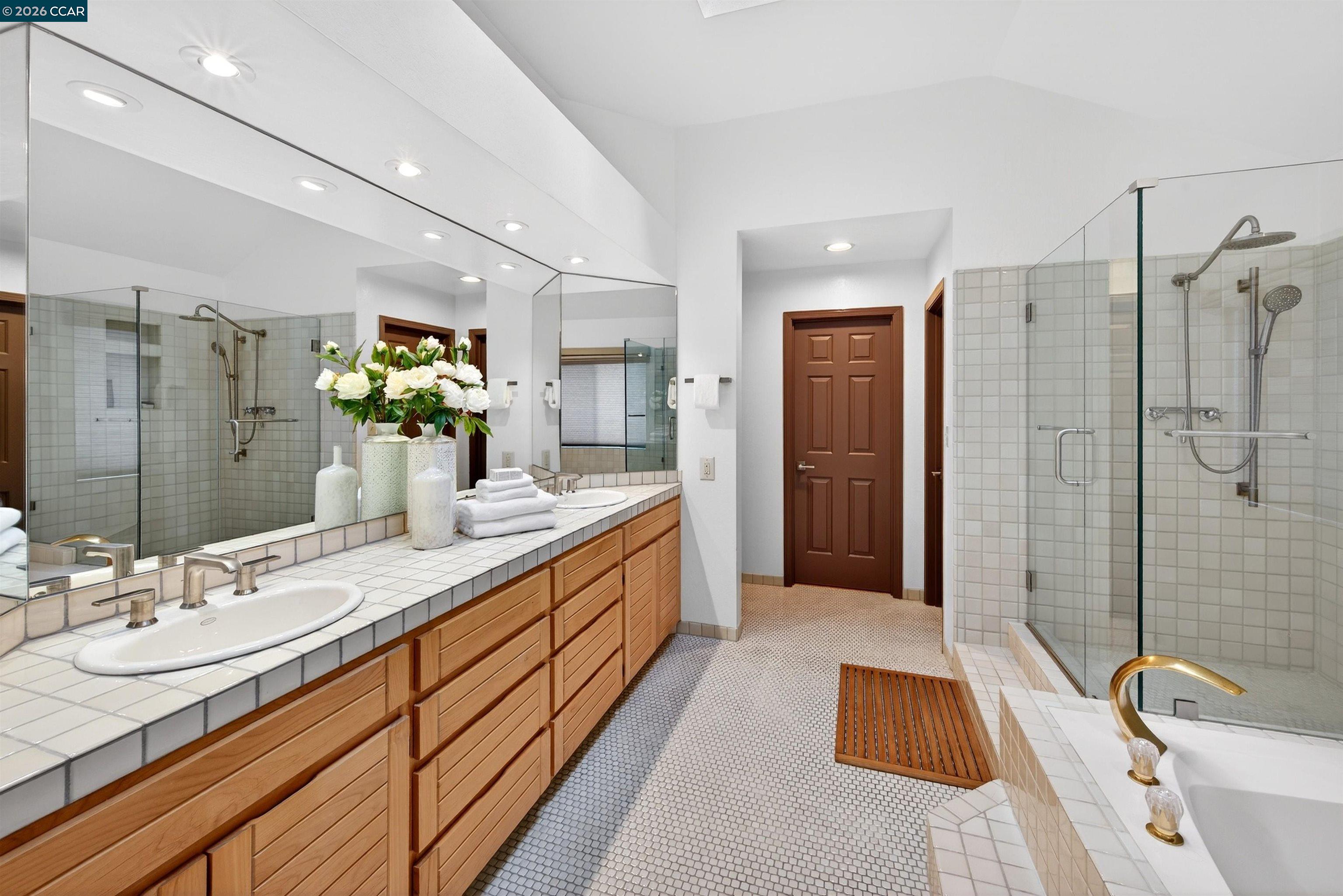 1219 Whispering Oaks Dr