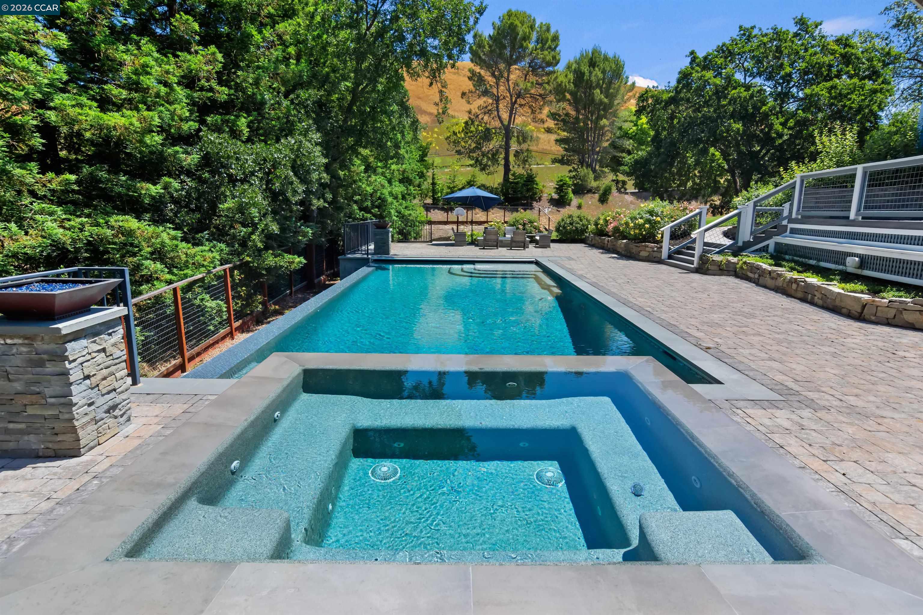 2324 Saddleback Dr