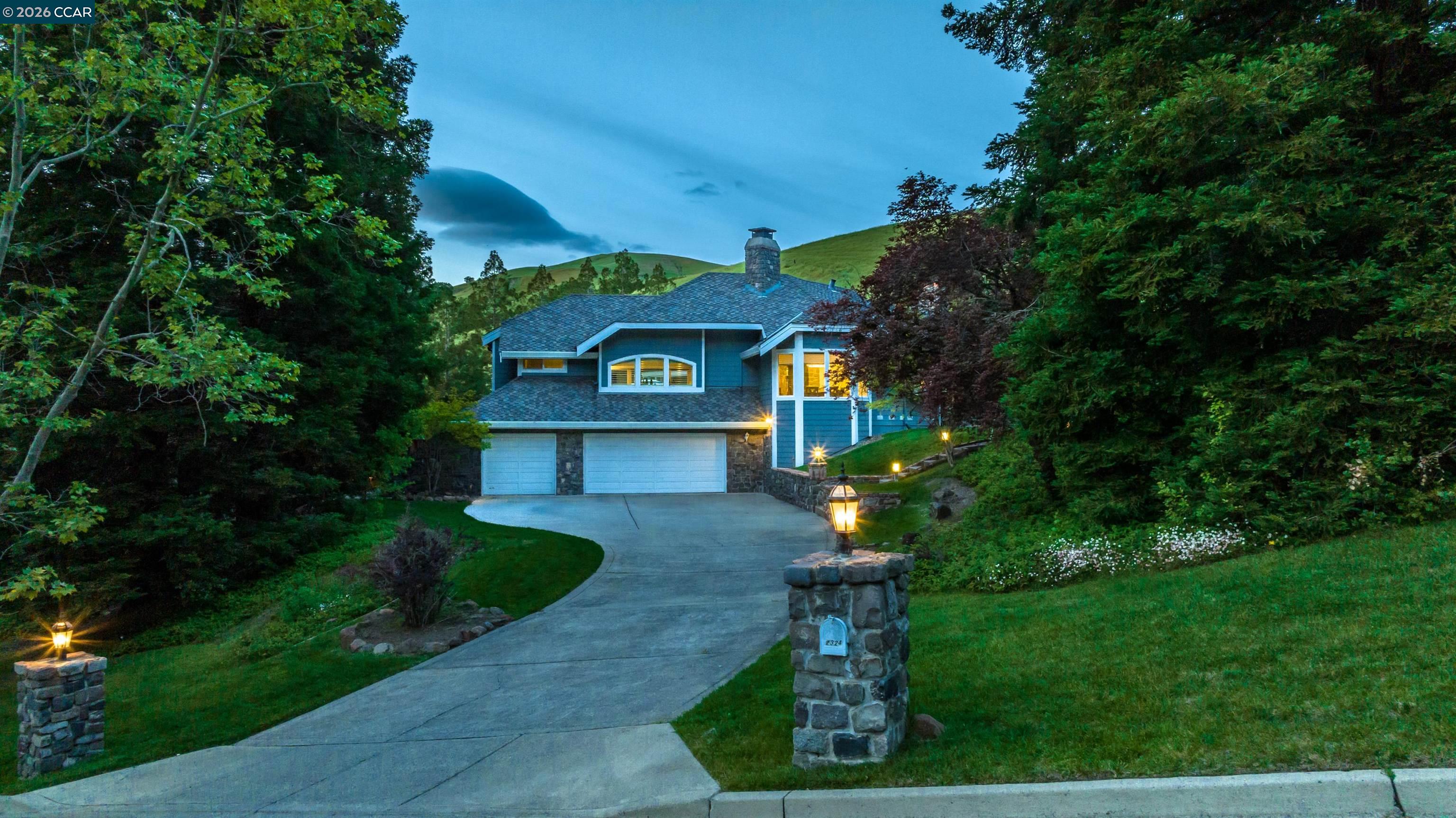 2324 Saddleback Dr