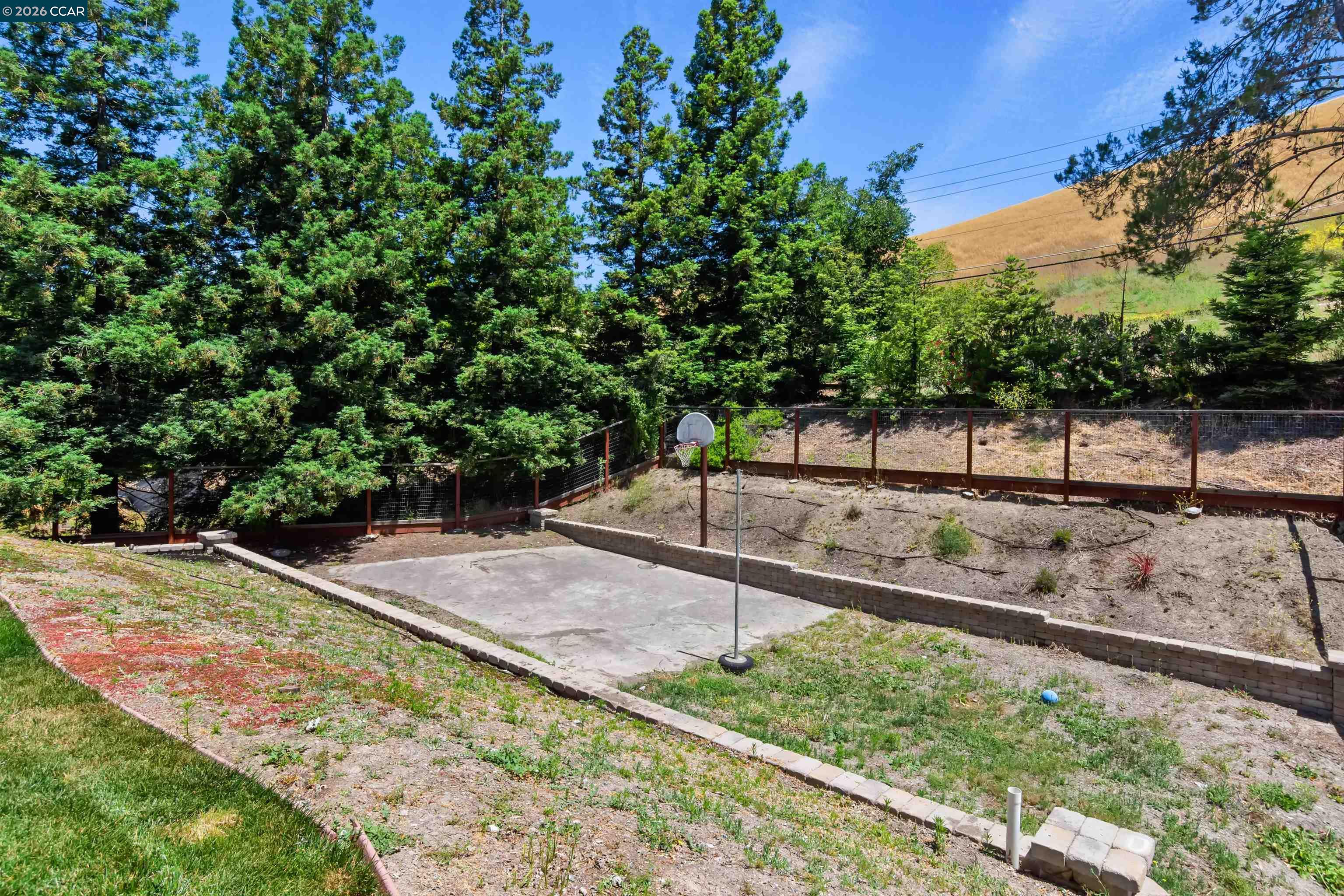2324 Saddleback Dr