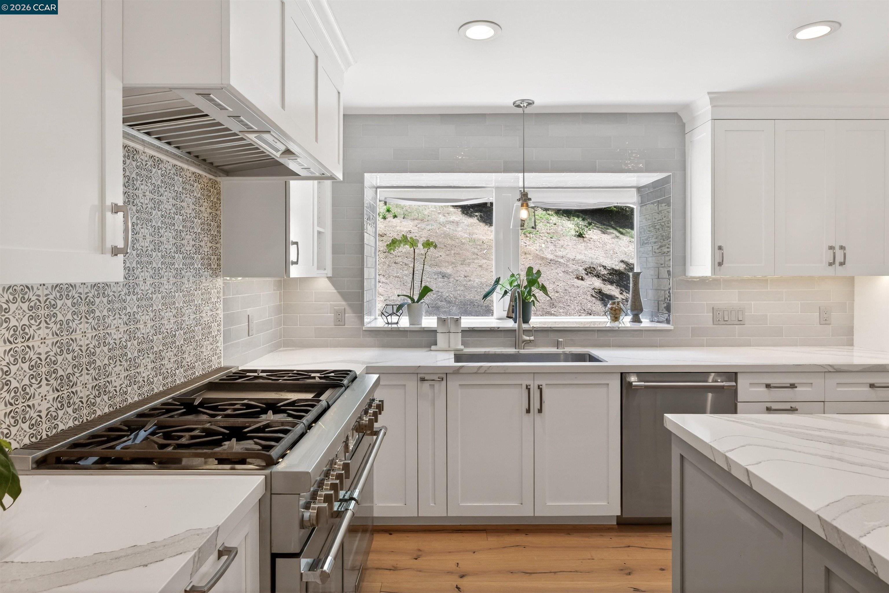 2324 Saddleback Dr