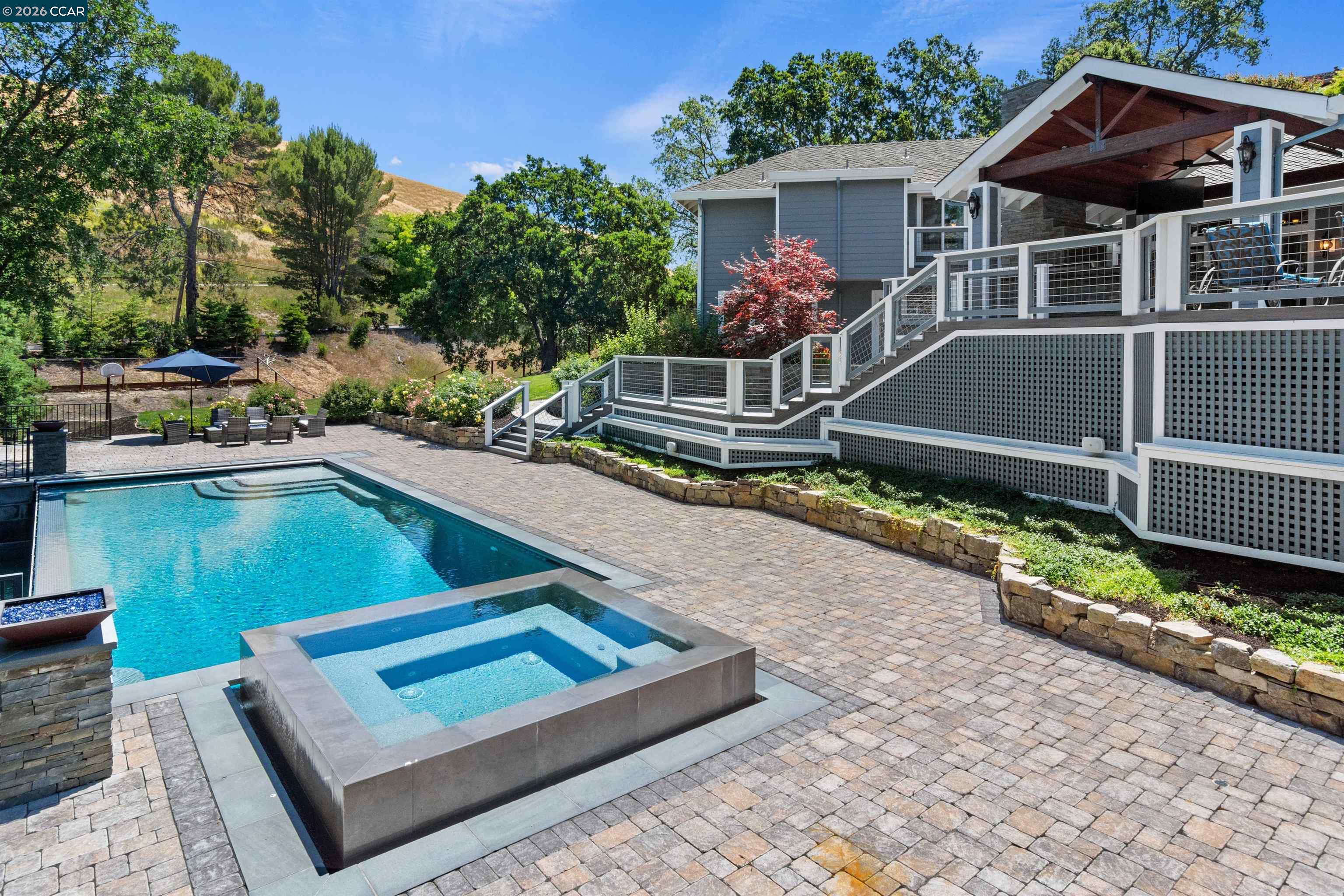 2324 Saddleback Dr