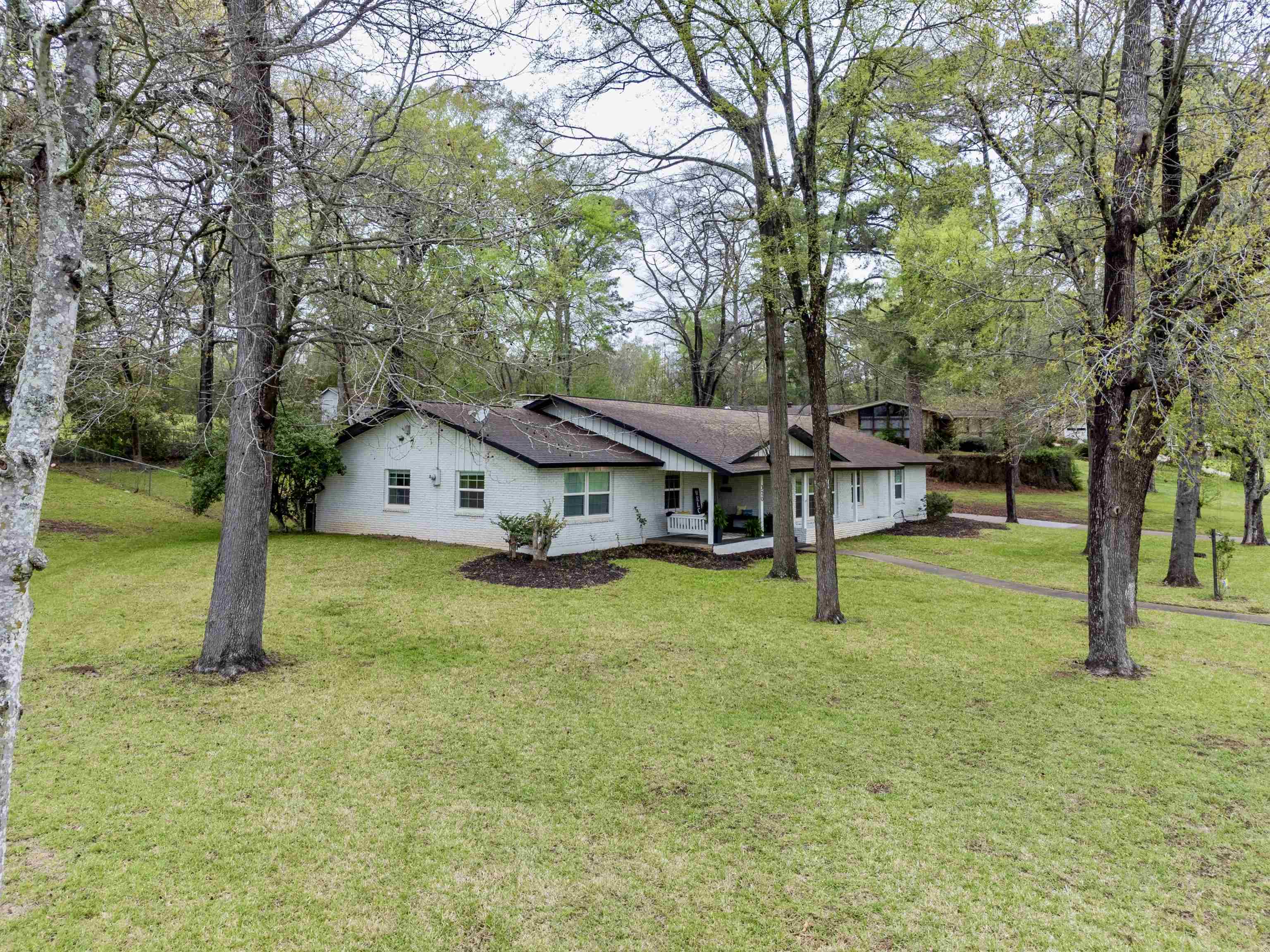 320 Horseshoe Dr