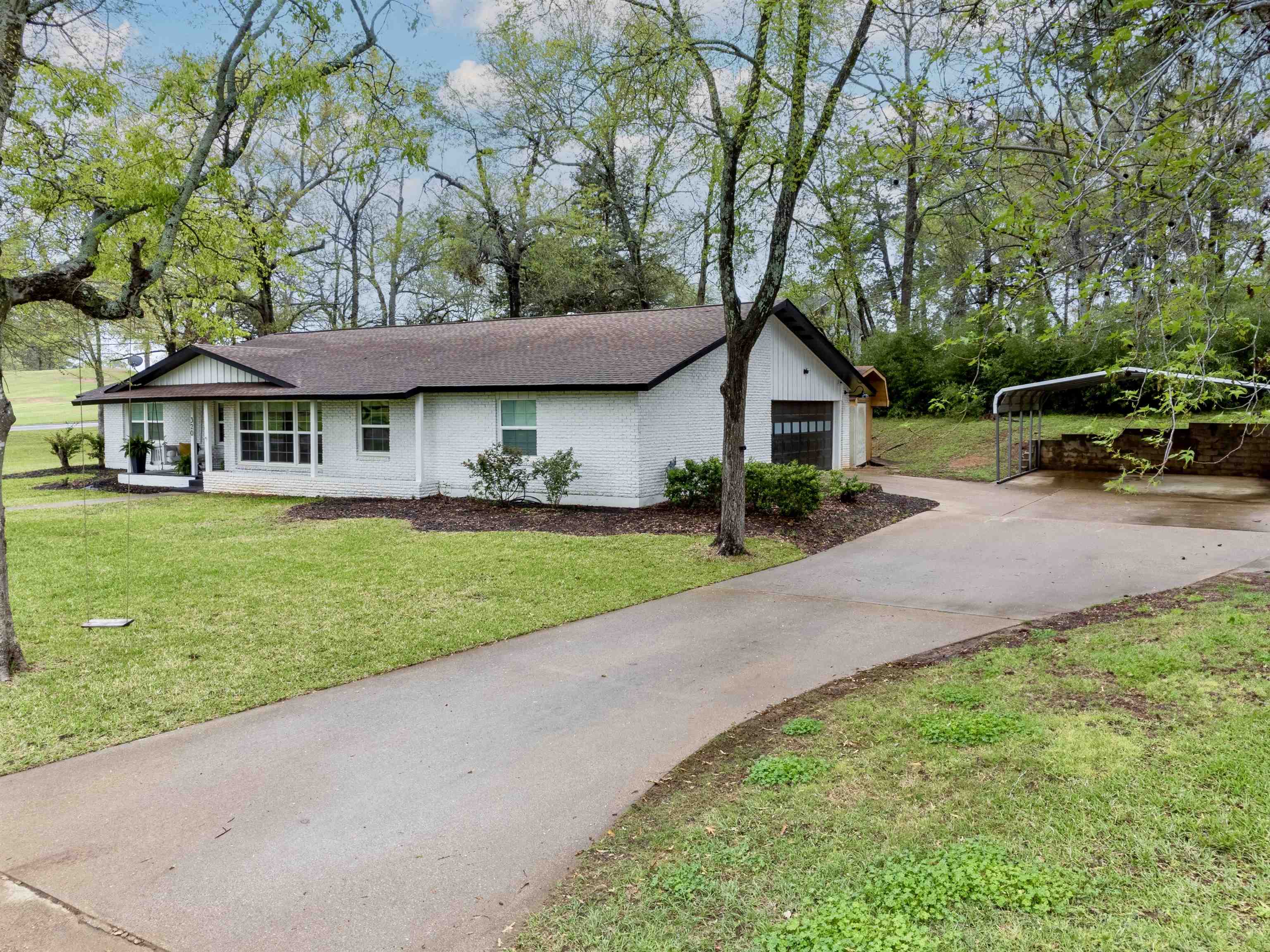 320 Horseshoe Dr