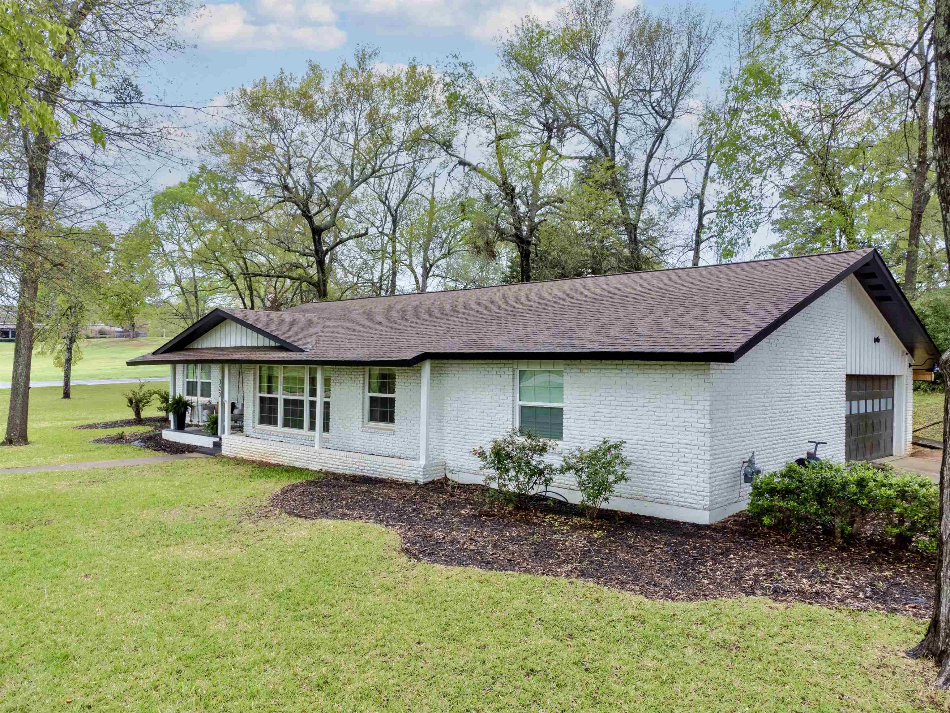 320 Horseshoe Dr