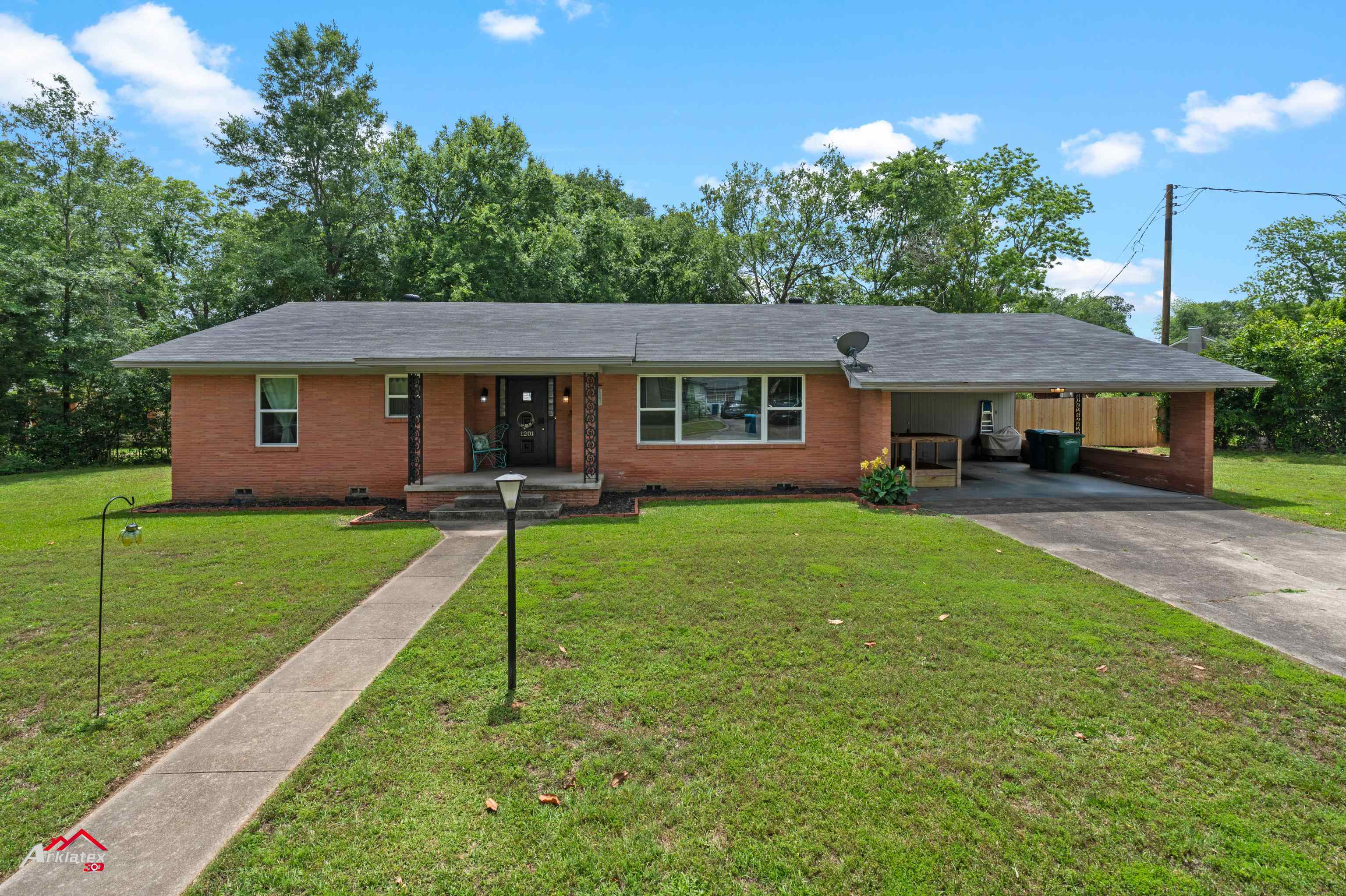 1201 Pecan St.