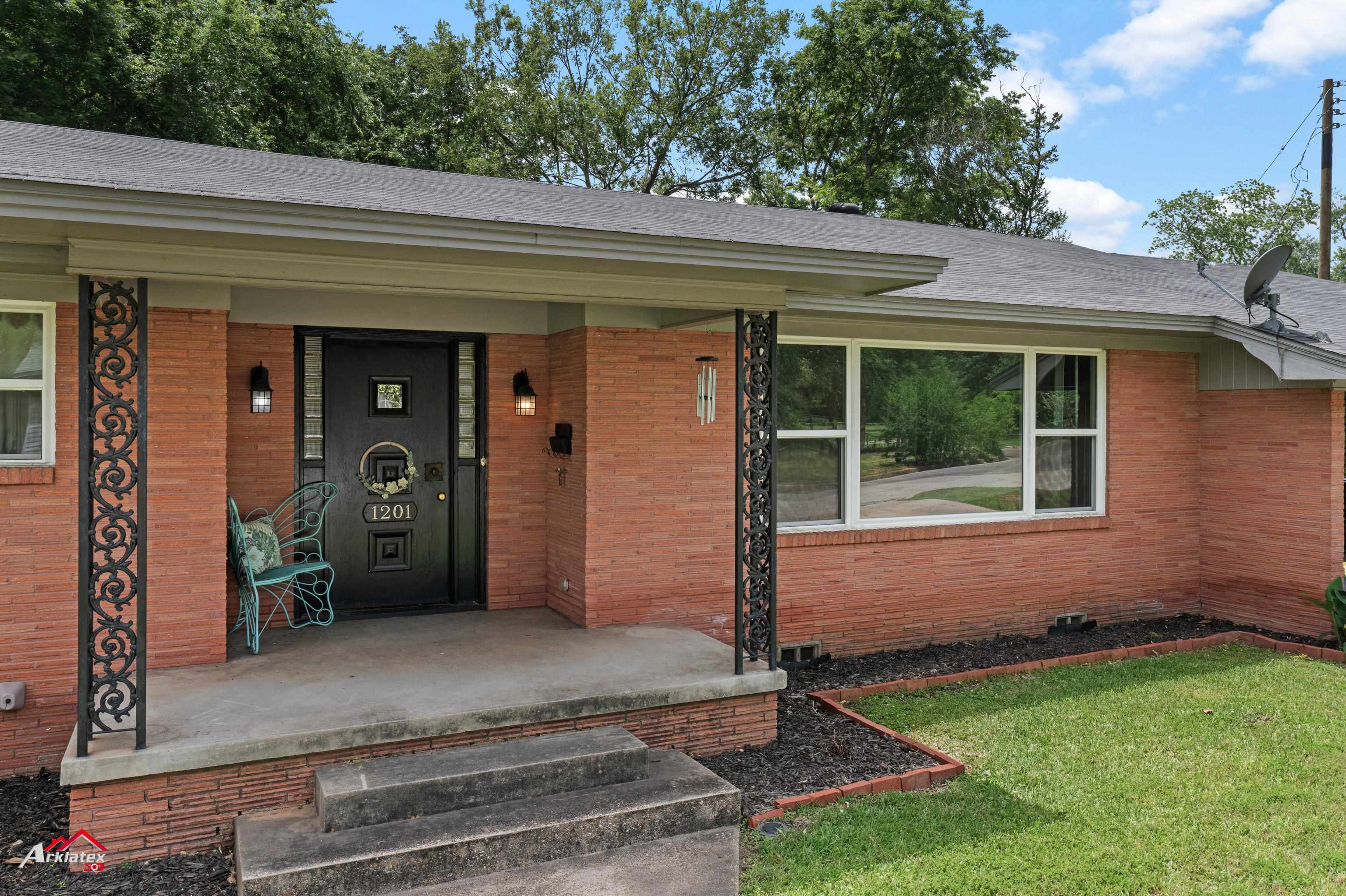 1201 Pecan St.