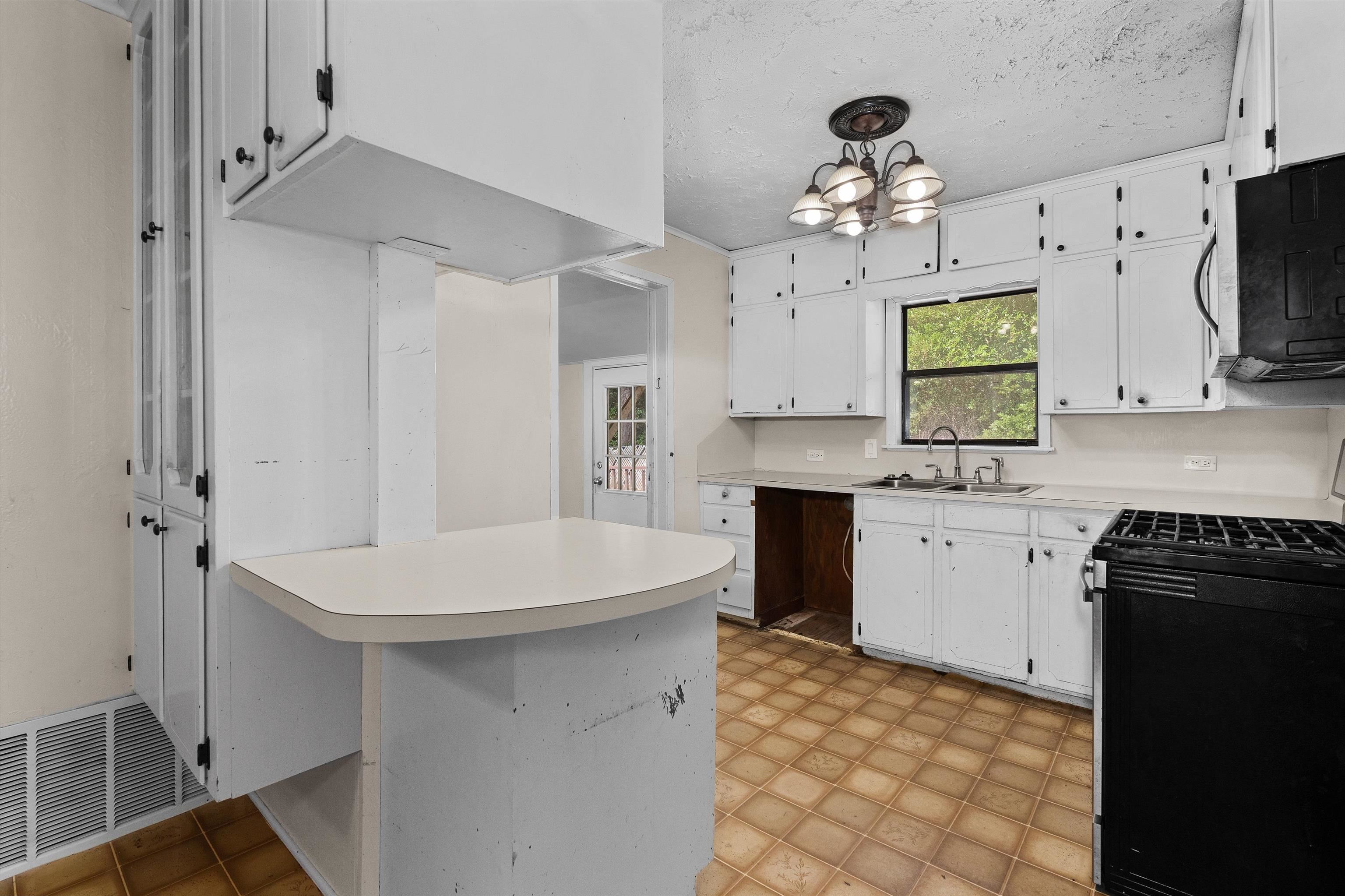 1603 E Main St