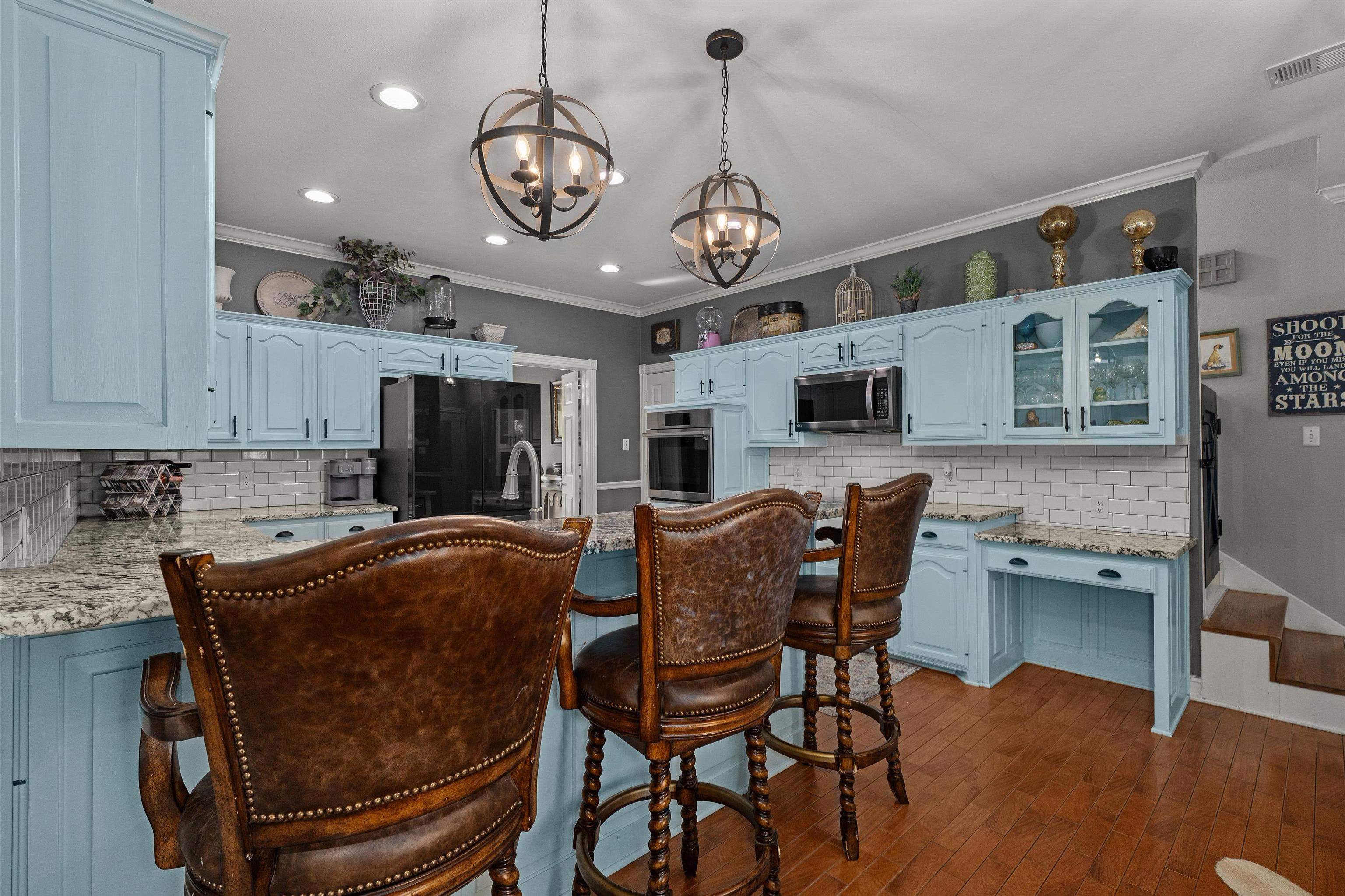 1300 Enchanted Ln.