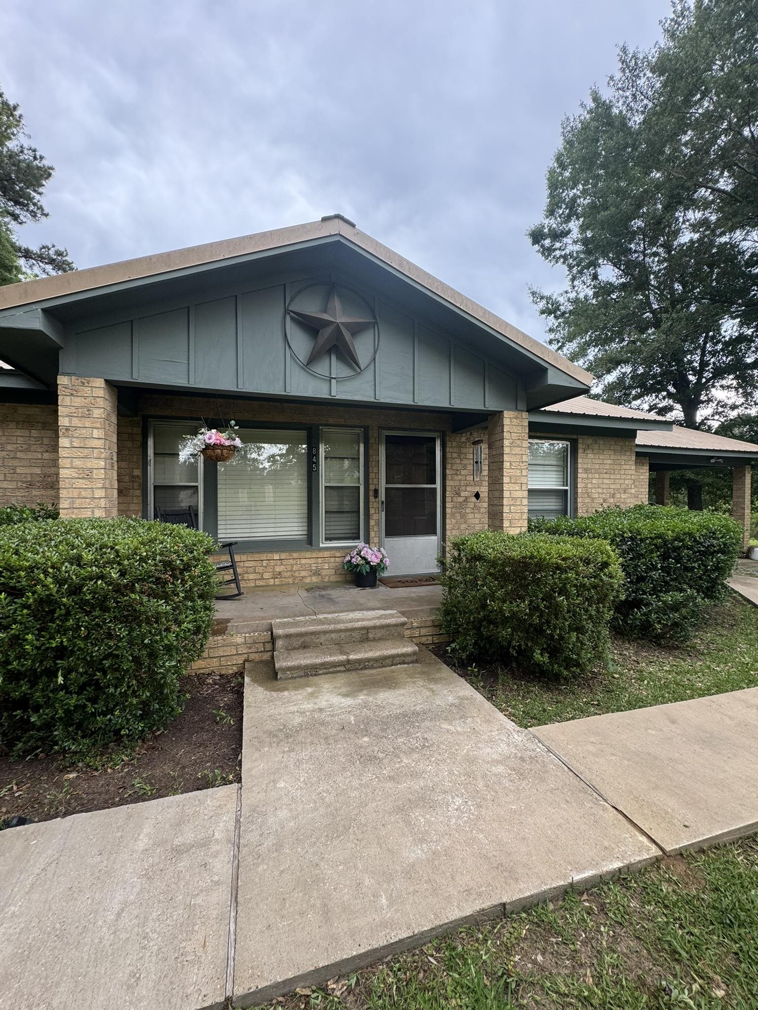 845 N Hill St.