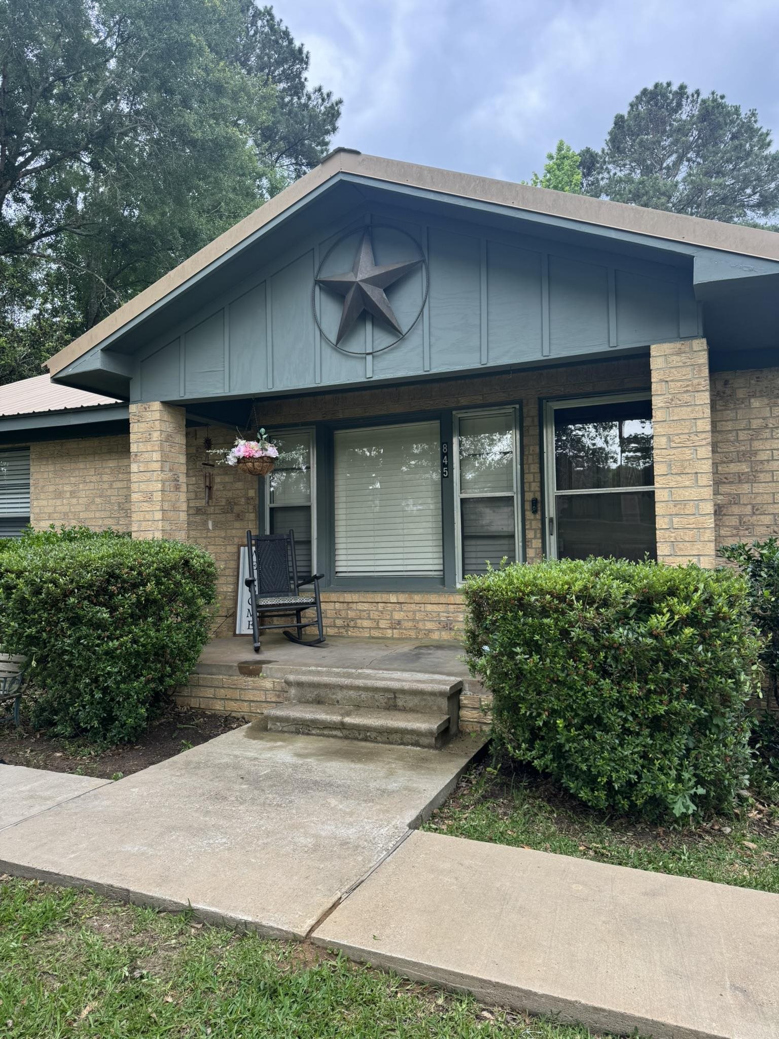 845 N Hill St.