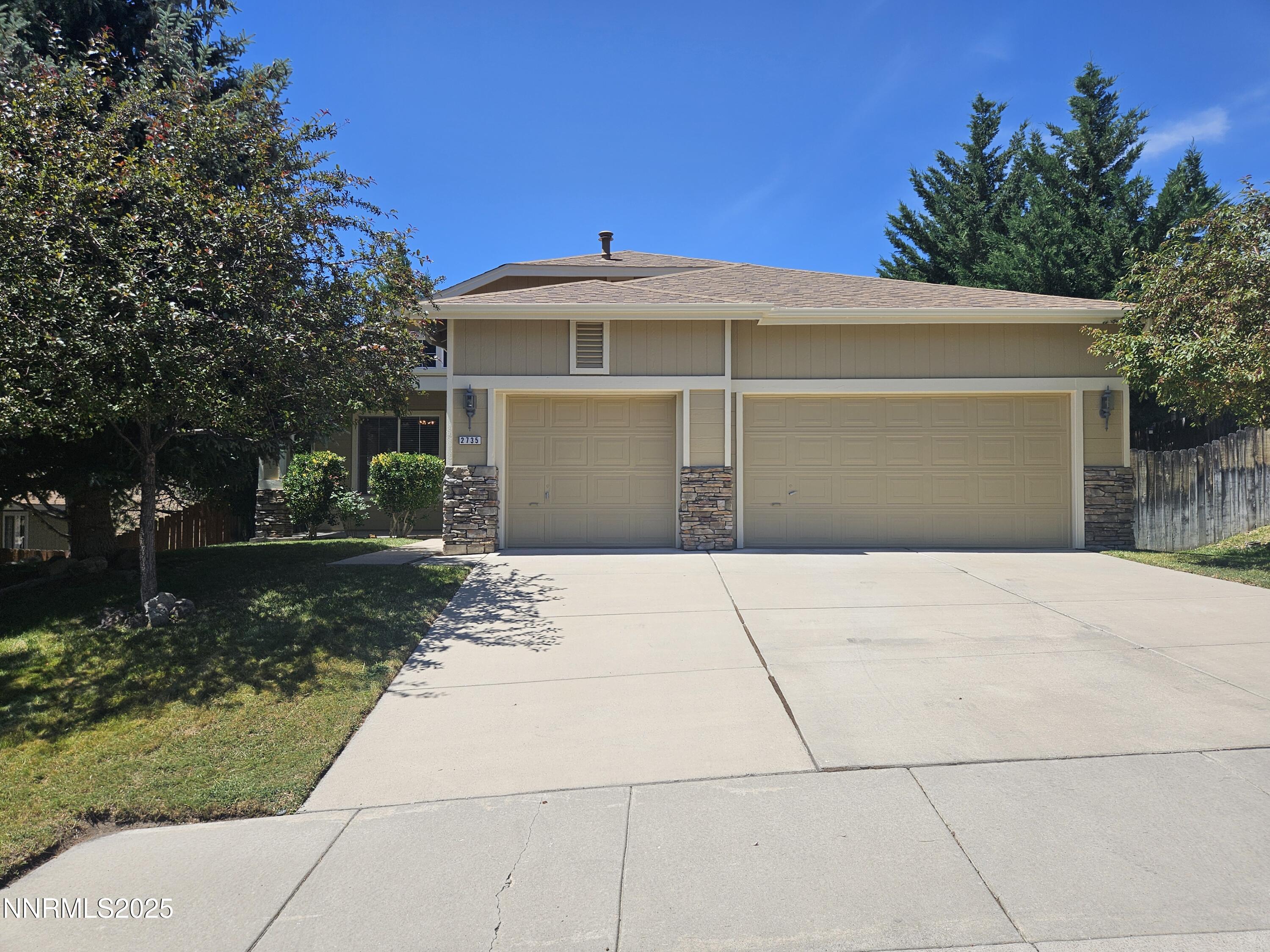 2735 Avenida De Landa