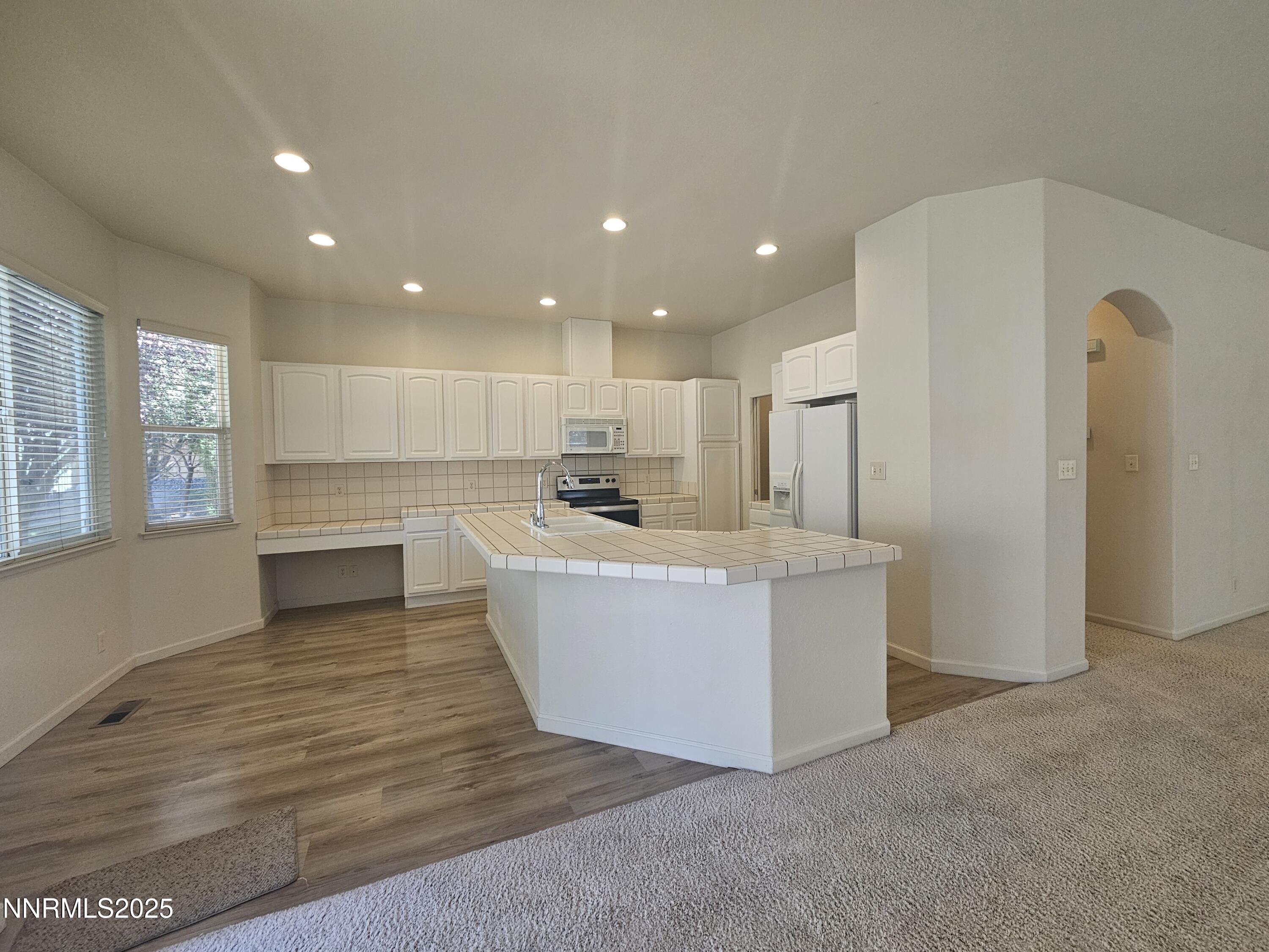 2735 Avenida De Landa