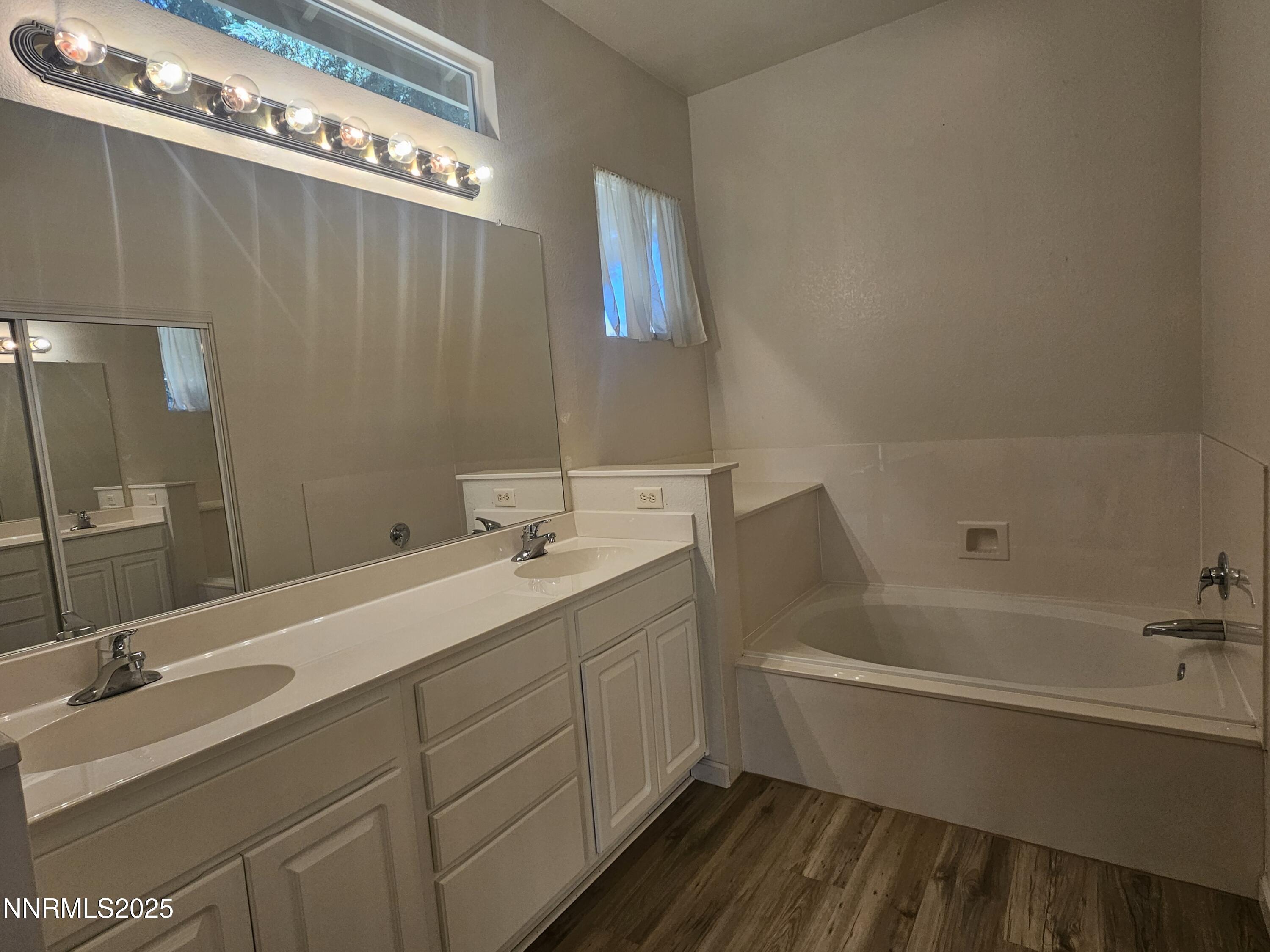 2735 Avenida De Landa
