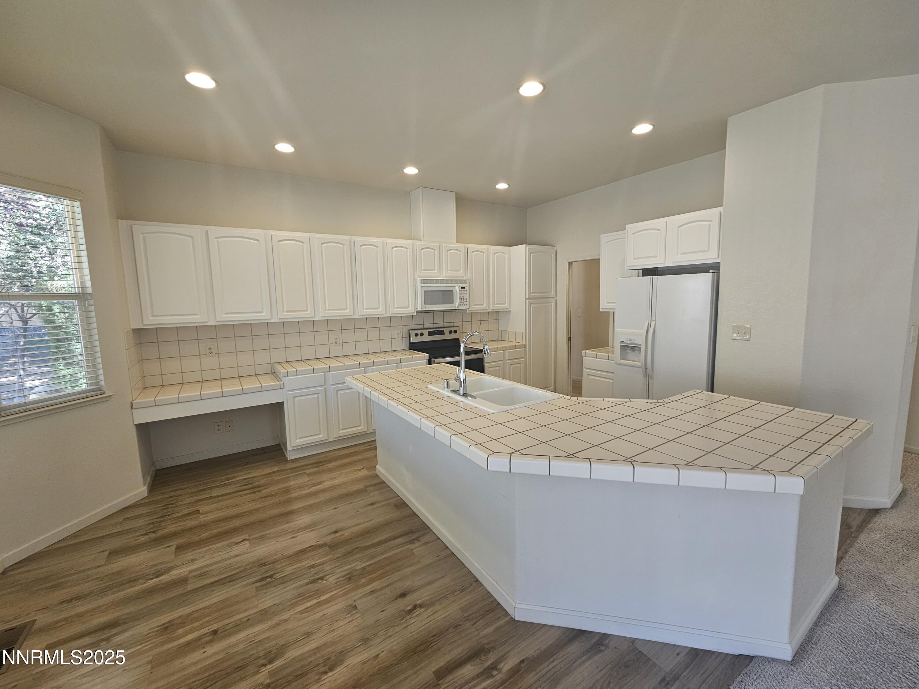2735 Avenida De Landa
