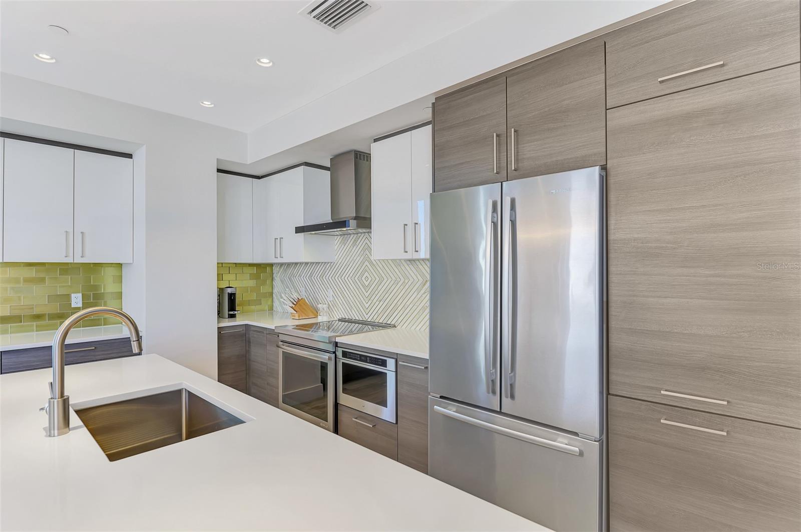 111 S PINEAPPLE AVE #915